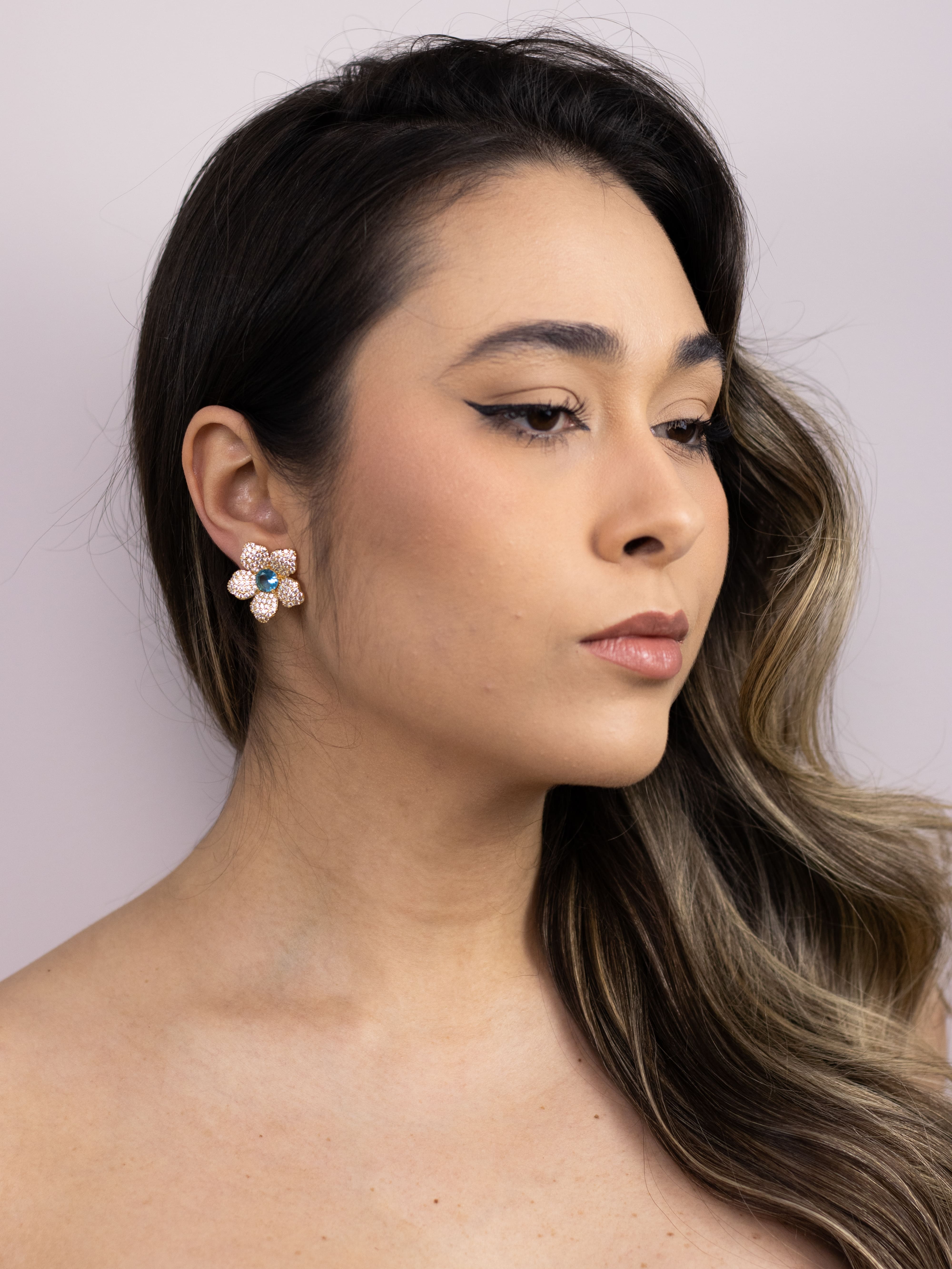 Brinco Flor Dourado Cravejado com Cristal Colorido