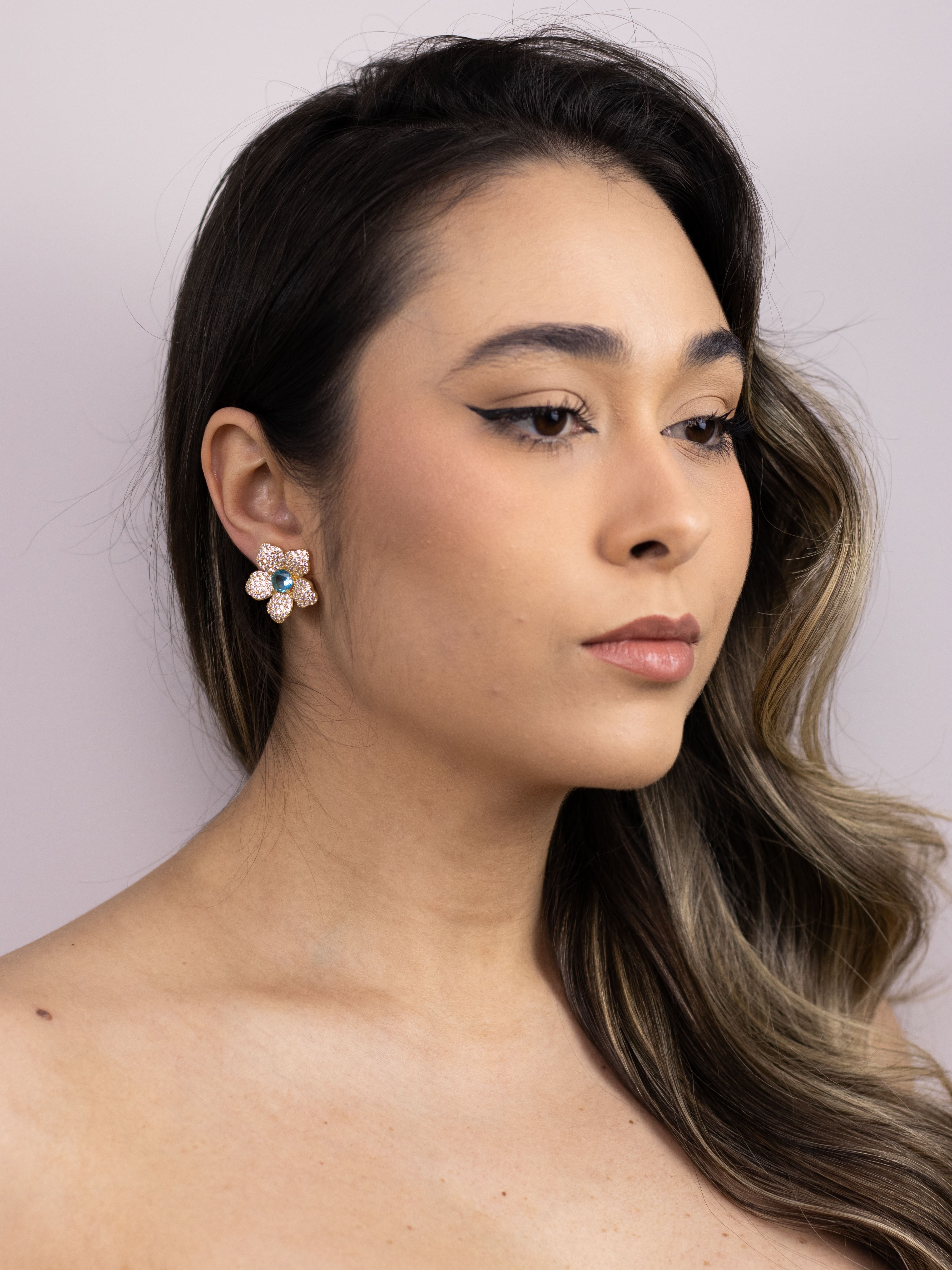 Brinco Flor Dourado Cravejado com Cristal Colorido