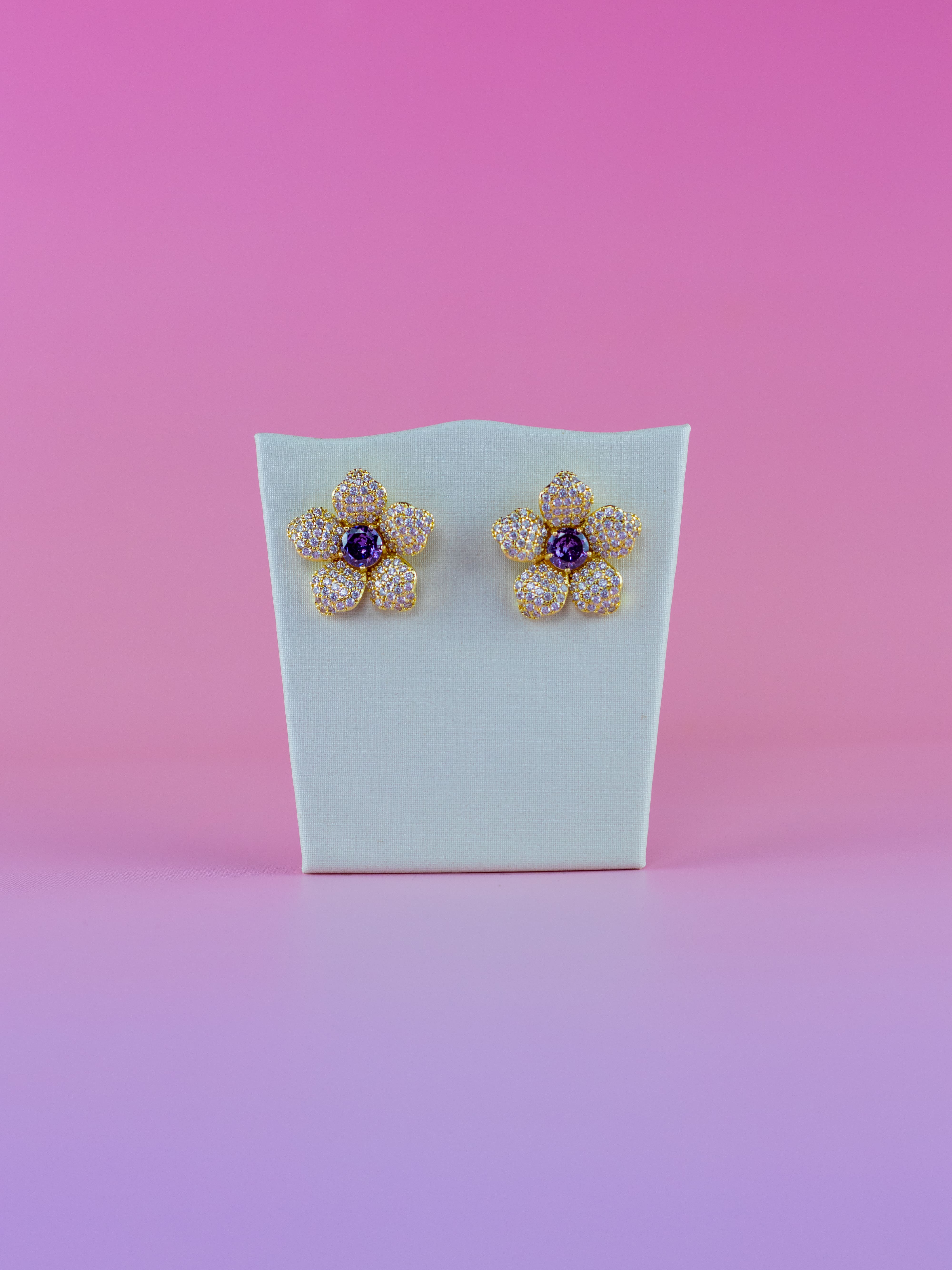 Brinco Flor Dourado Cravejado com Cristal Colorido