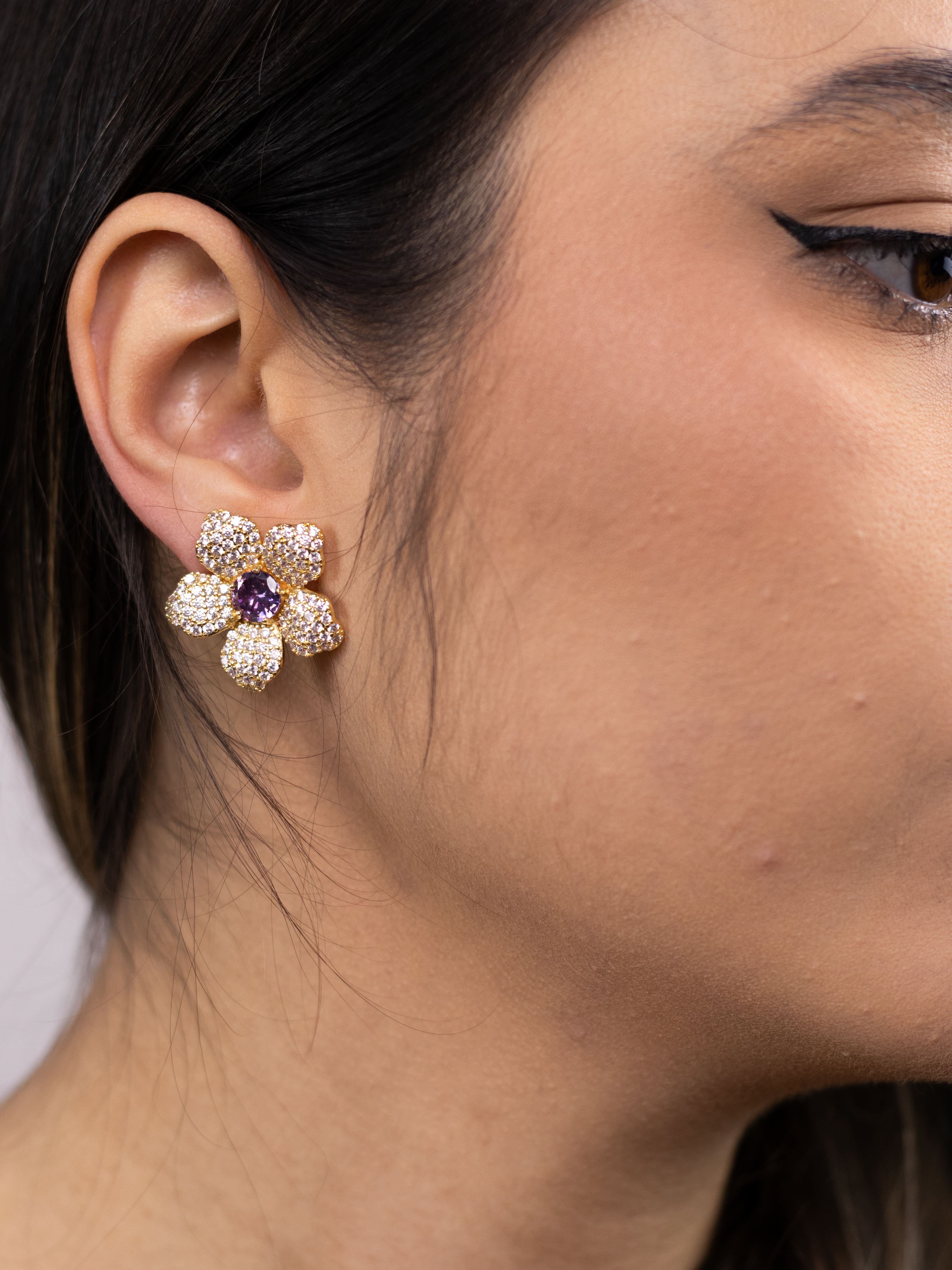 Brinco Flor Dourado Cravejado com Cristal Colorido