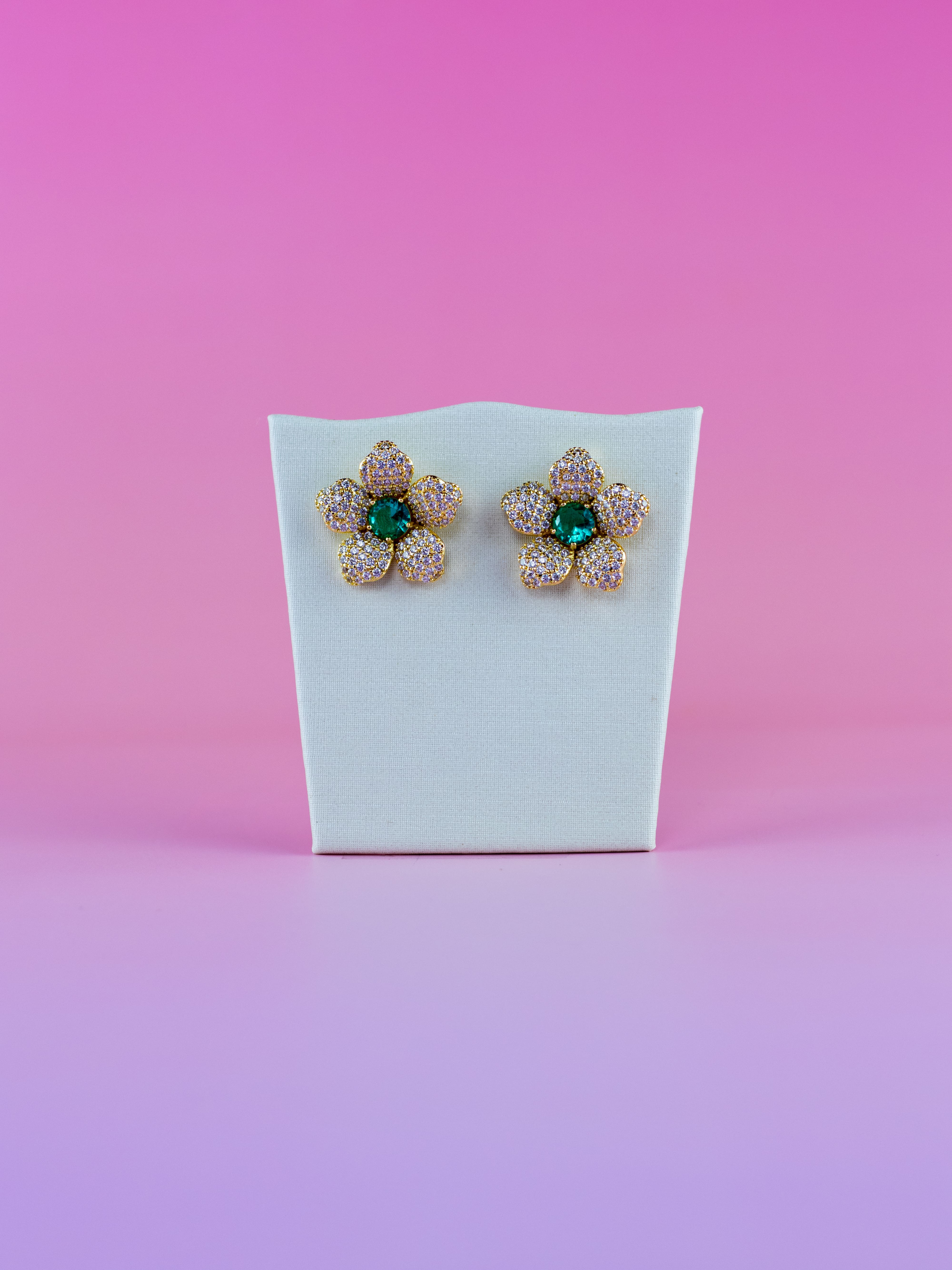 Brinco Flor Dourado Cravejado com Cristal Colorido