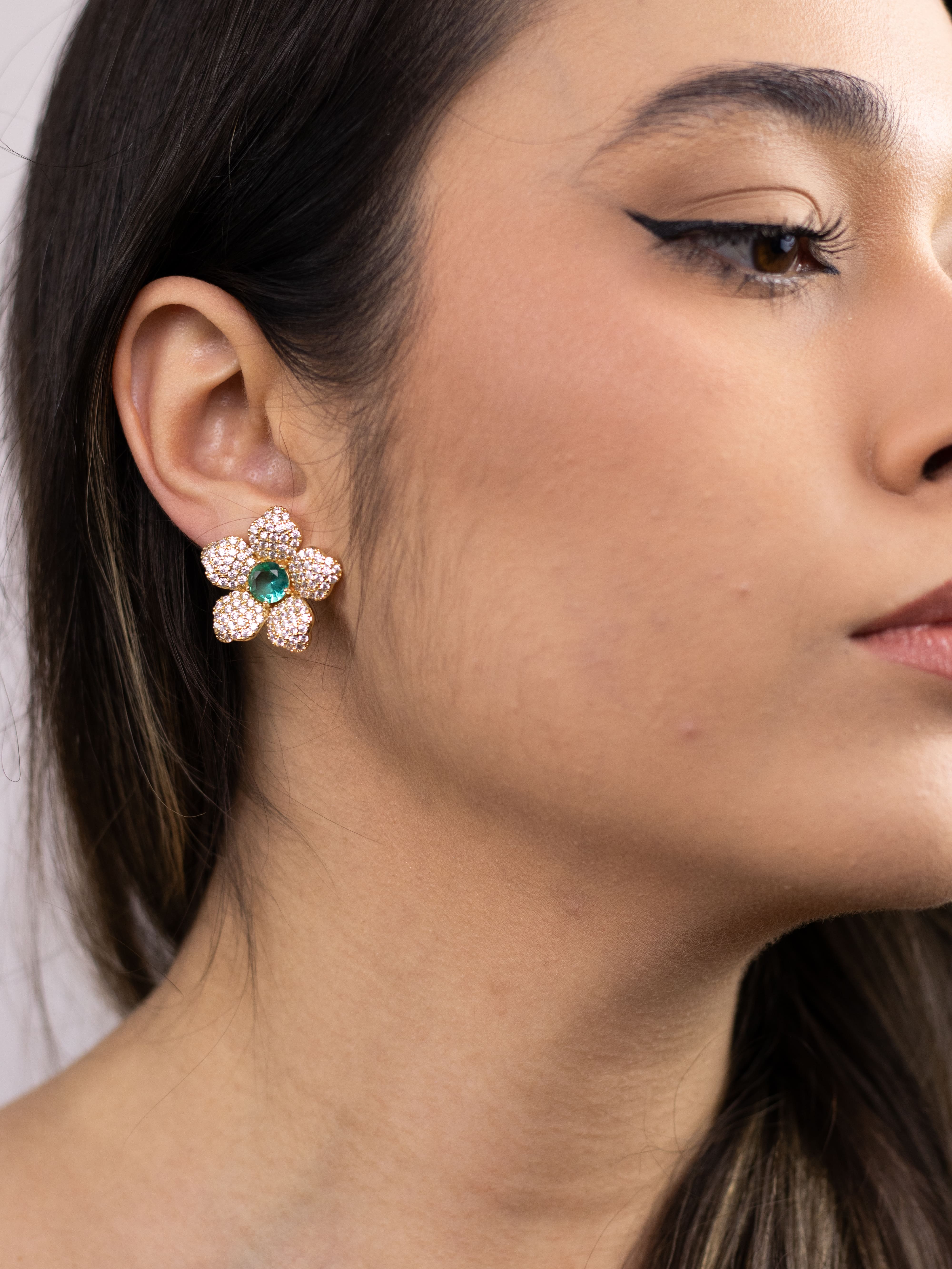 Brinco Flor Dourado Cravejado com Cristal Colorido