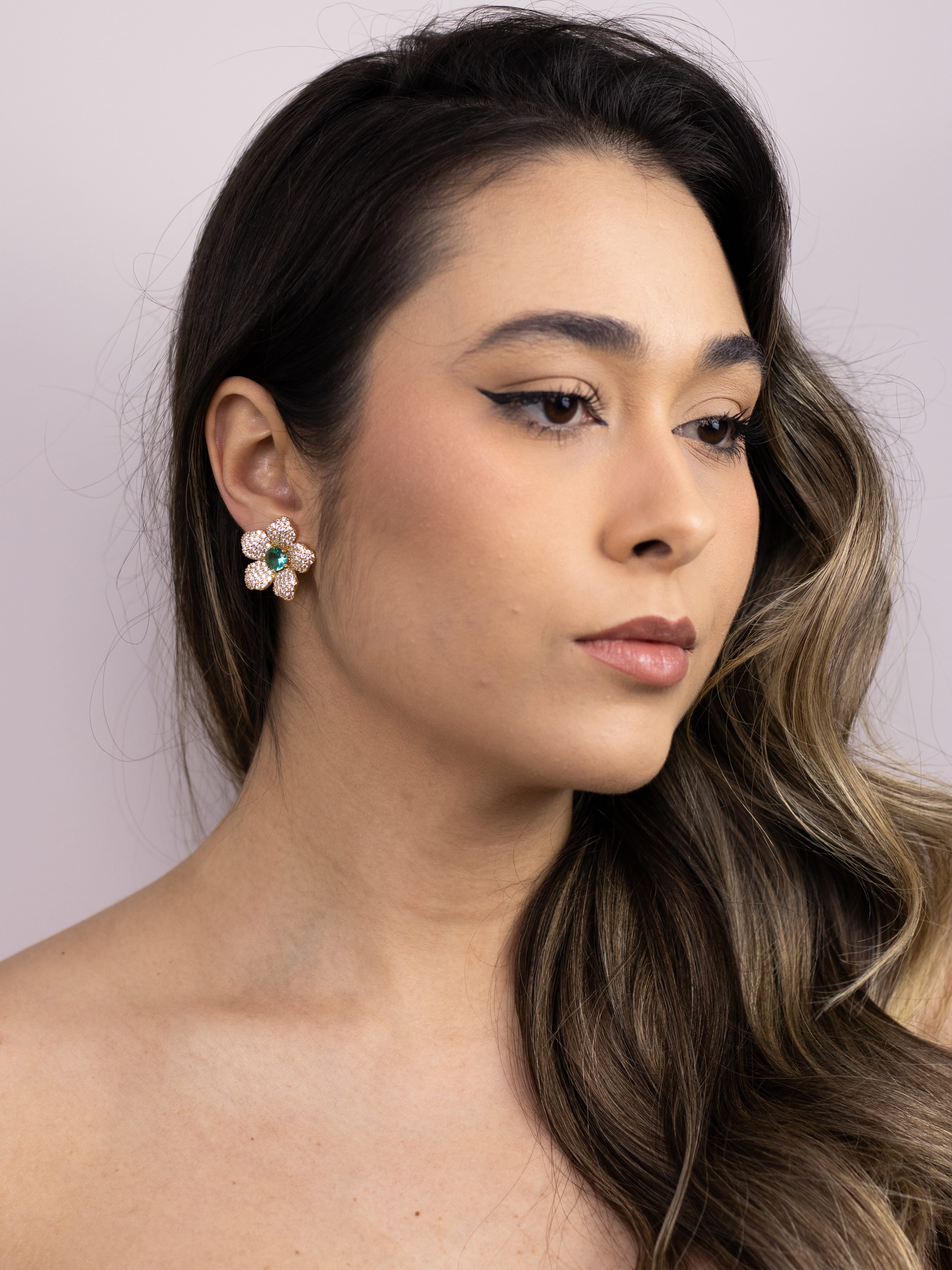 Brinco Flor Dourado Cravejado com Cristal Colorido