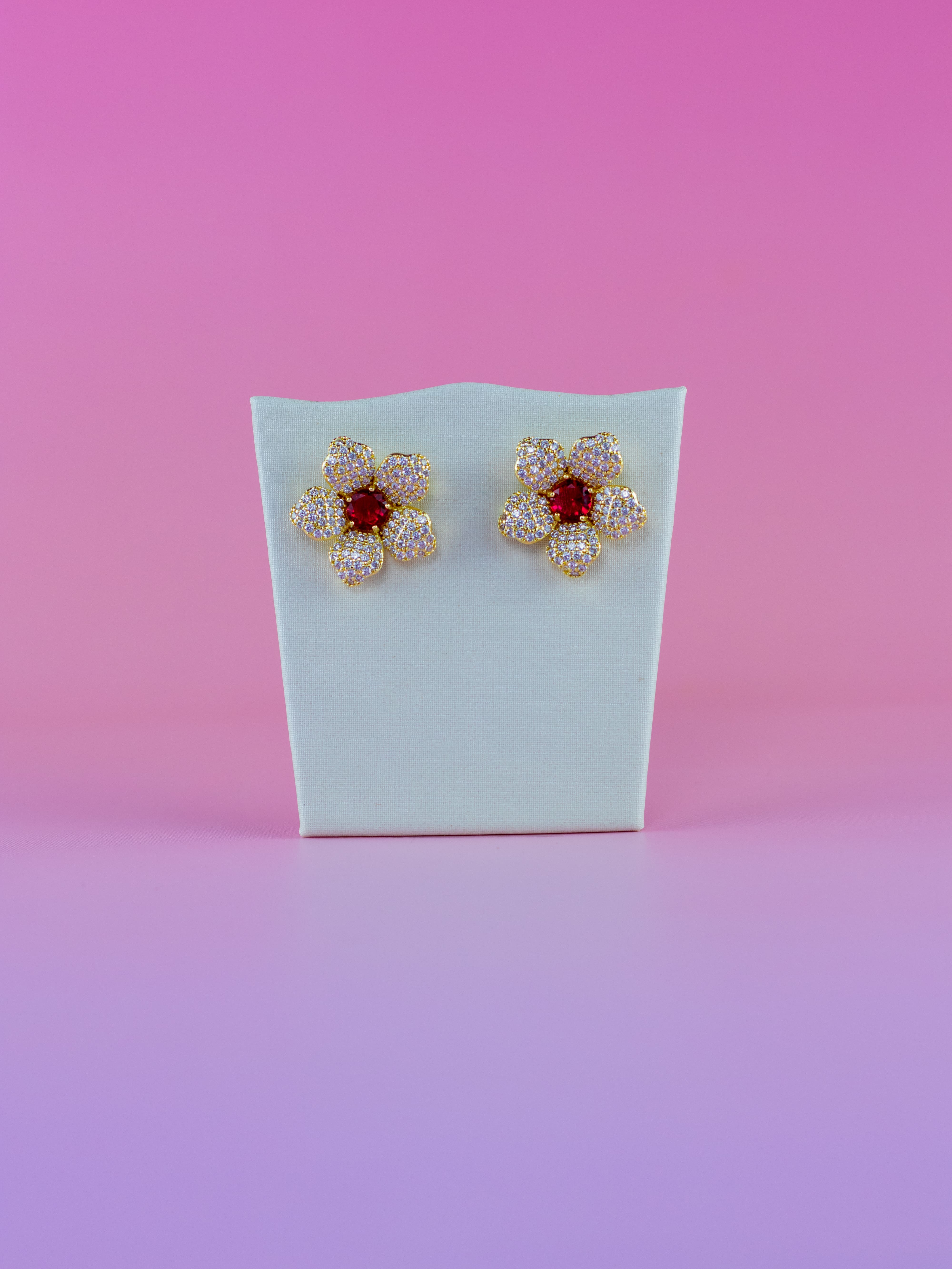 Brinco Flor Dourado Cravejado com Cristal Colorido