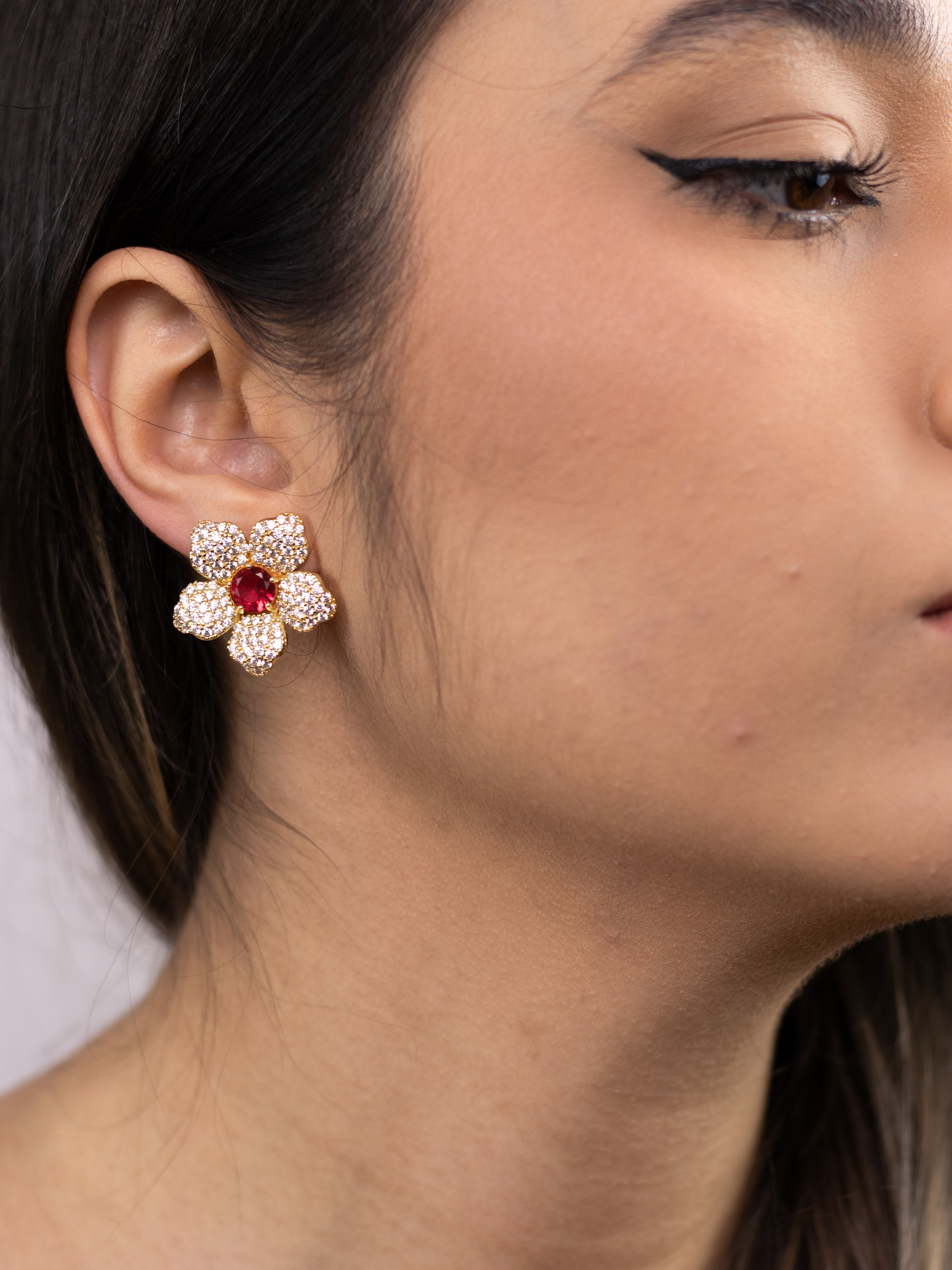 Brinco Flor Dourado Cravejado com Cristal Colorido