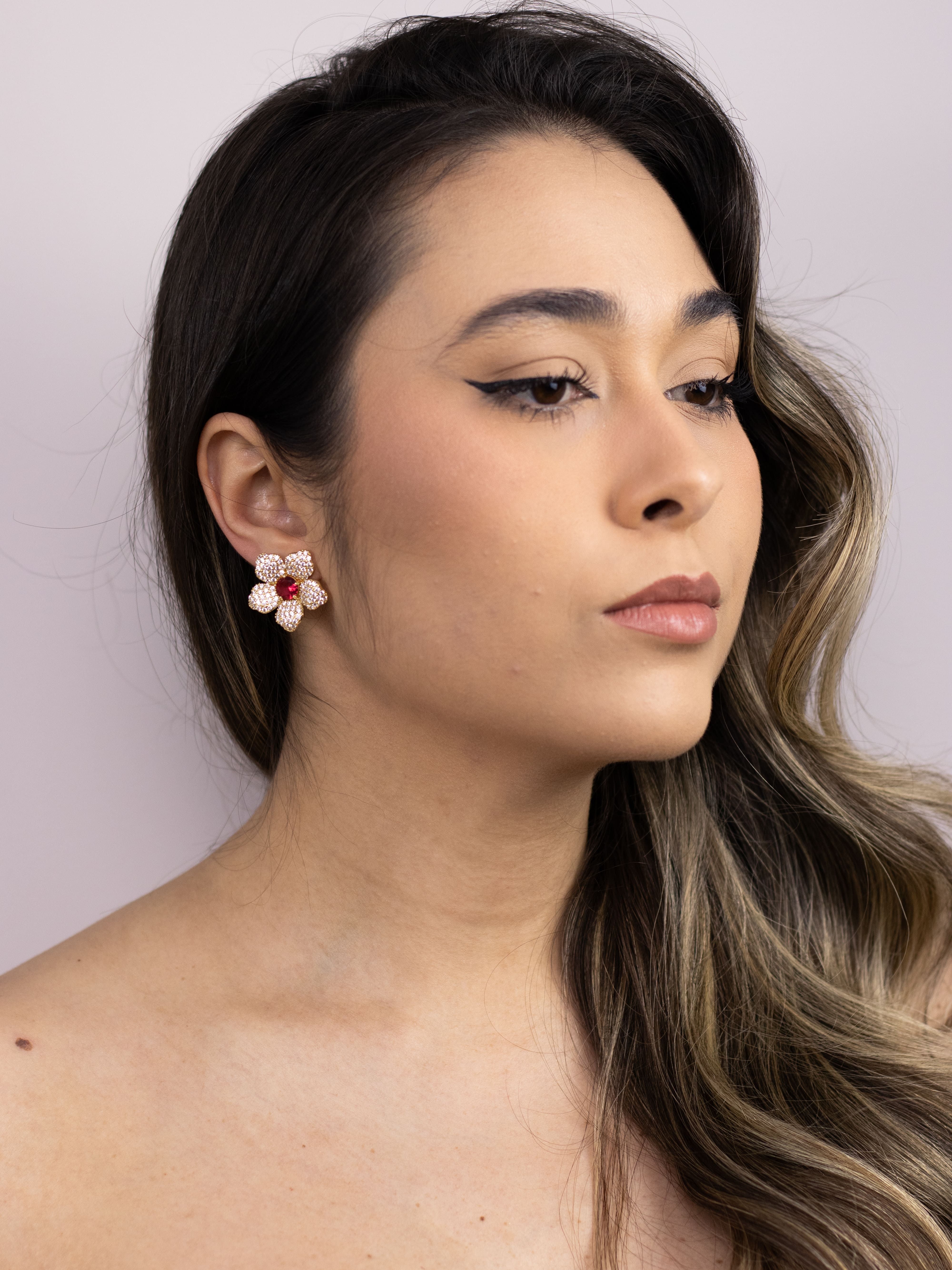 Brinco Flor Dourado Cravejado com Cristal Colorido