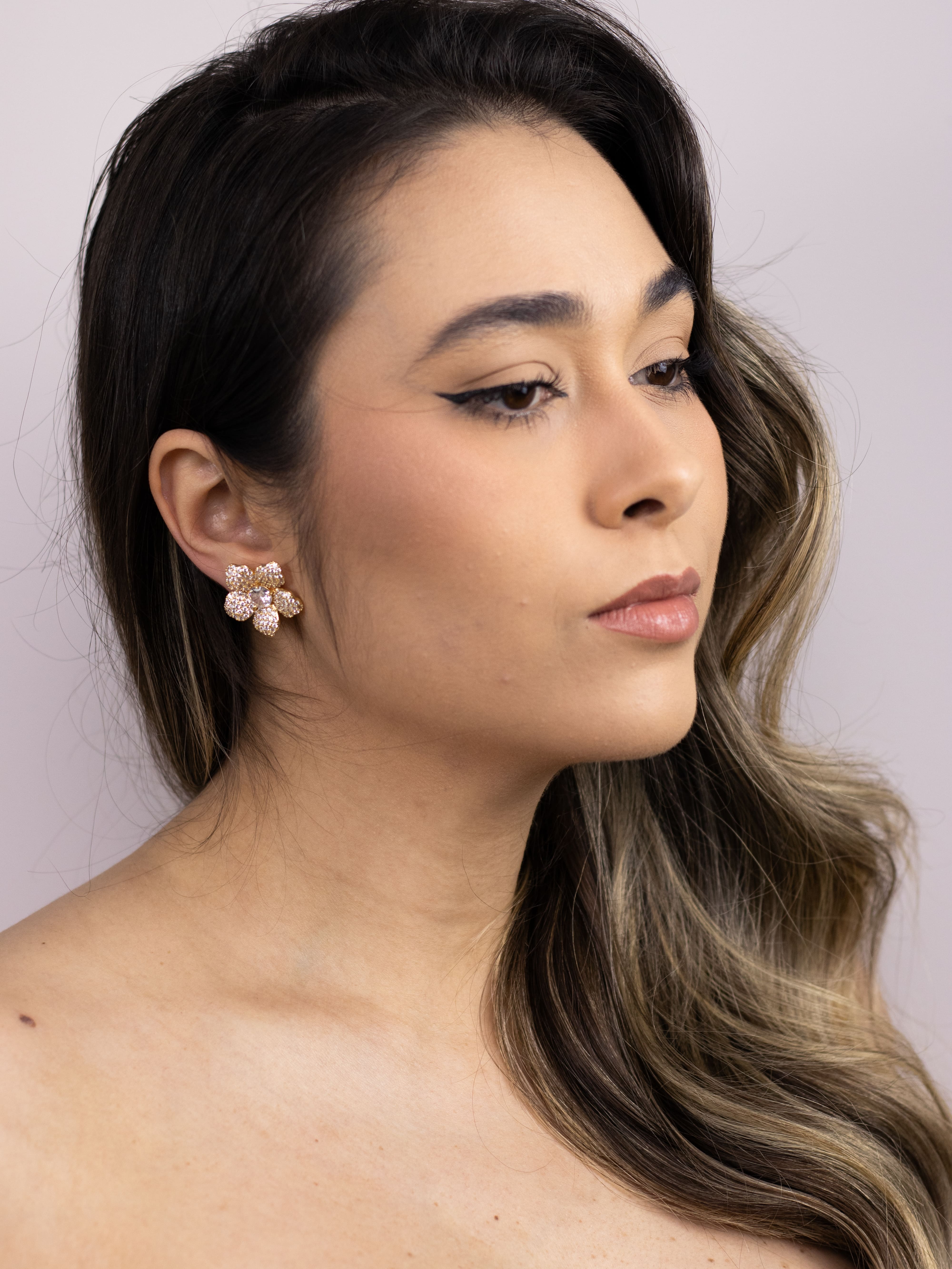 Brinco Flor de Metal Dourado Cravejado de Zircônia