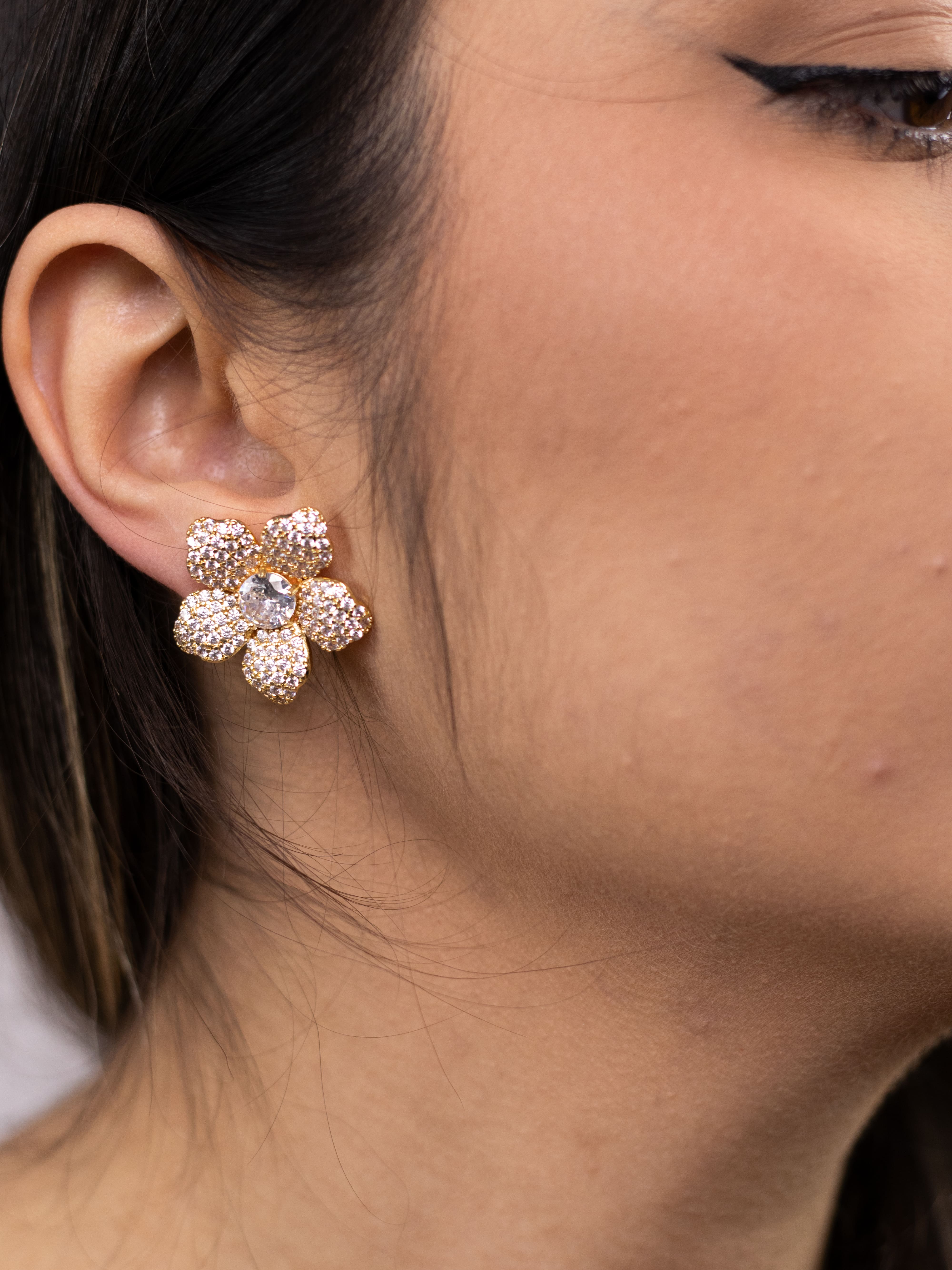 Brinco Flor de Metal Dourado Cravejado de Zircônia