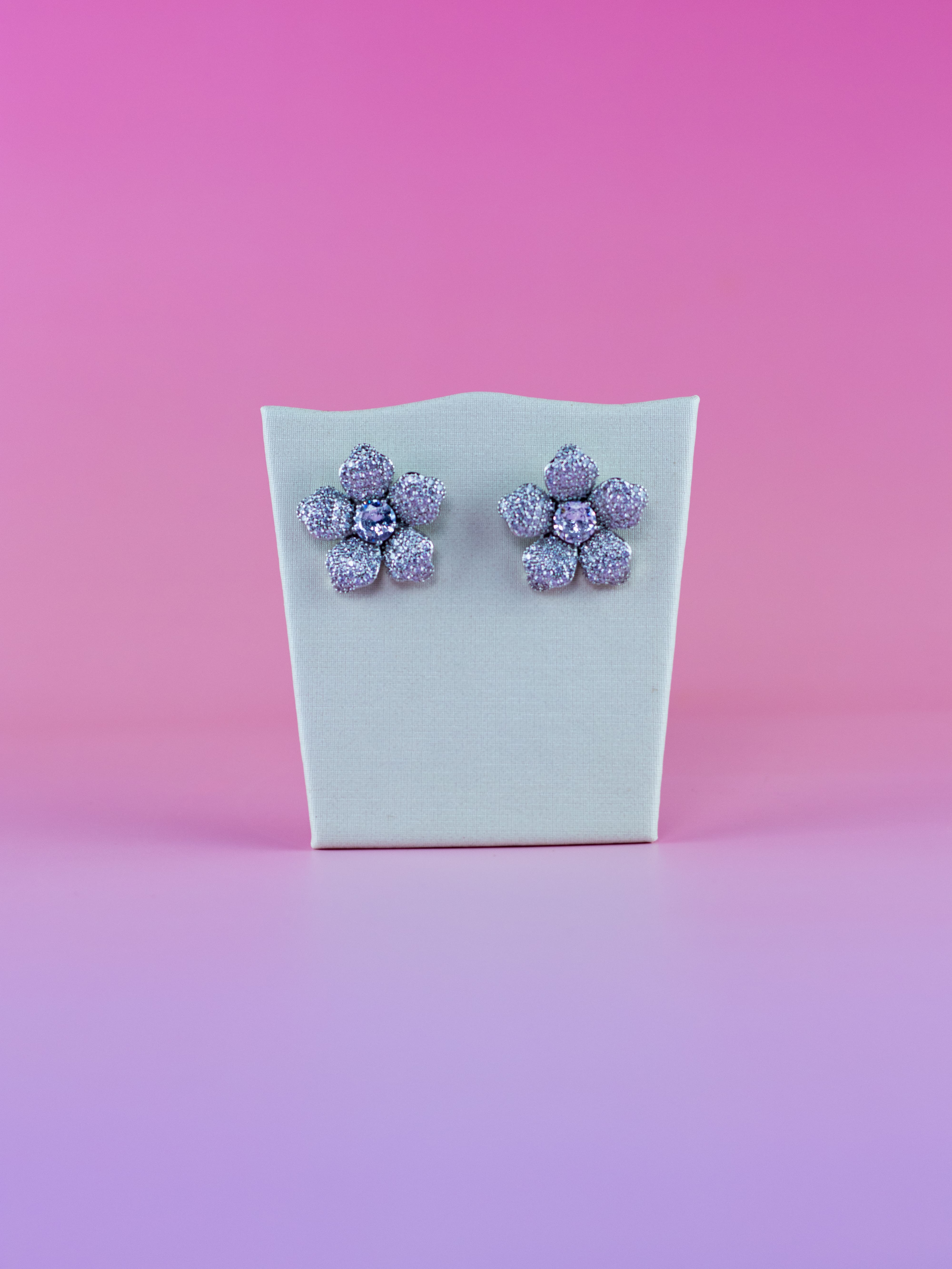 Brinco Flor de Metal Prata Cravejado de Zircônia