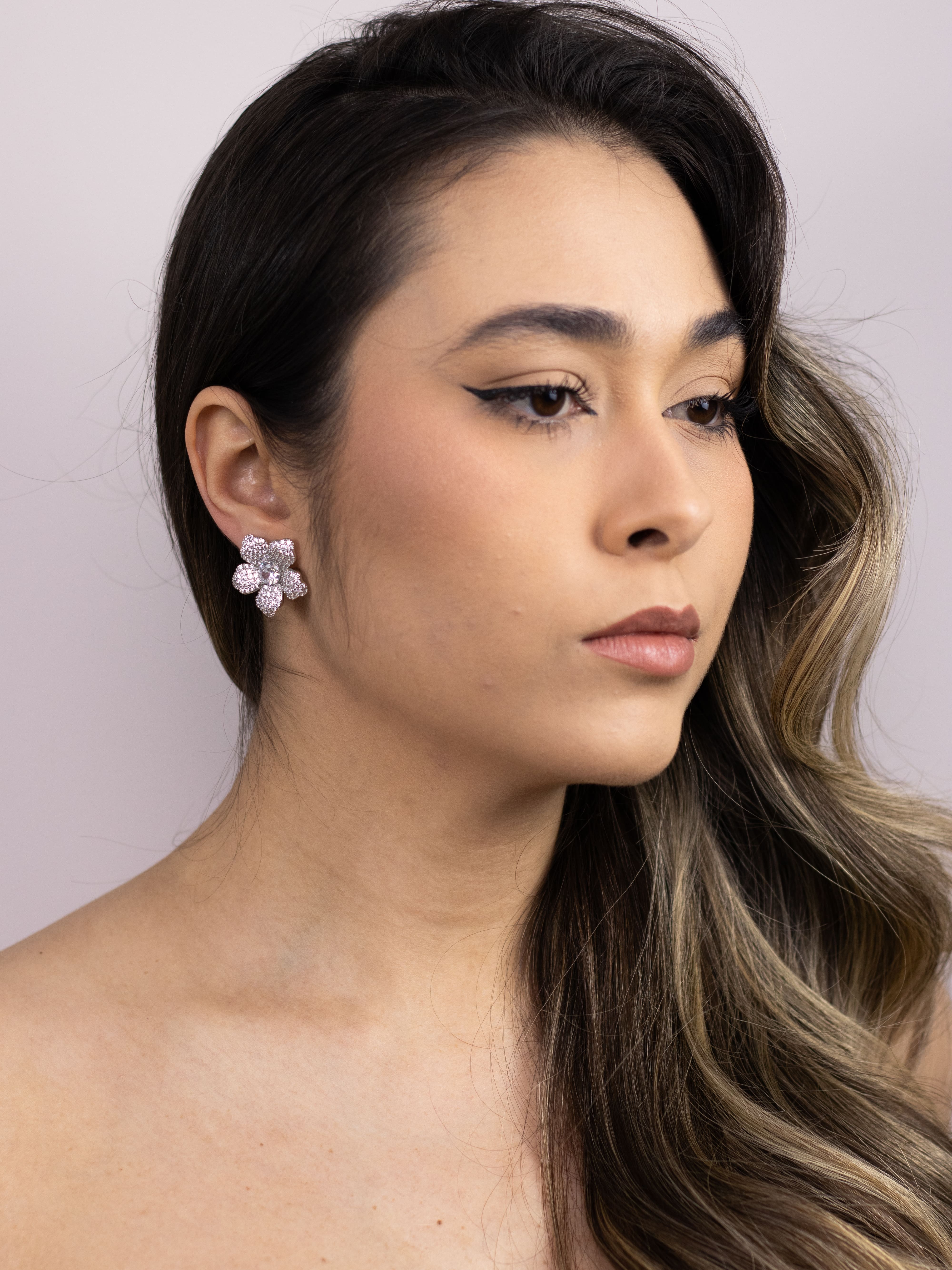 Brinco Flor de Metal Prata Cravejado de Zircônia