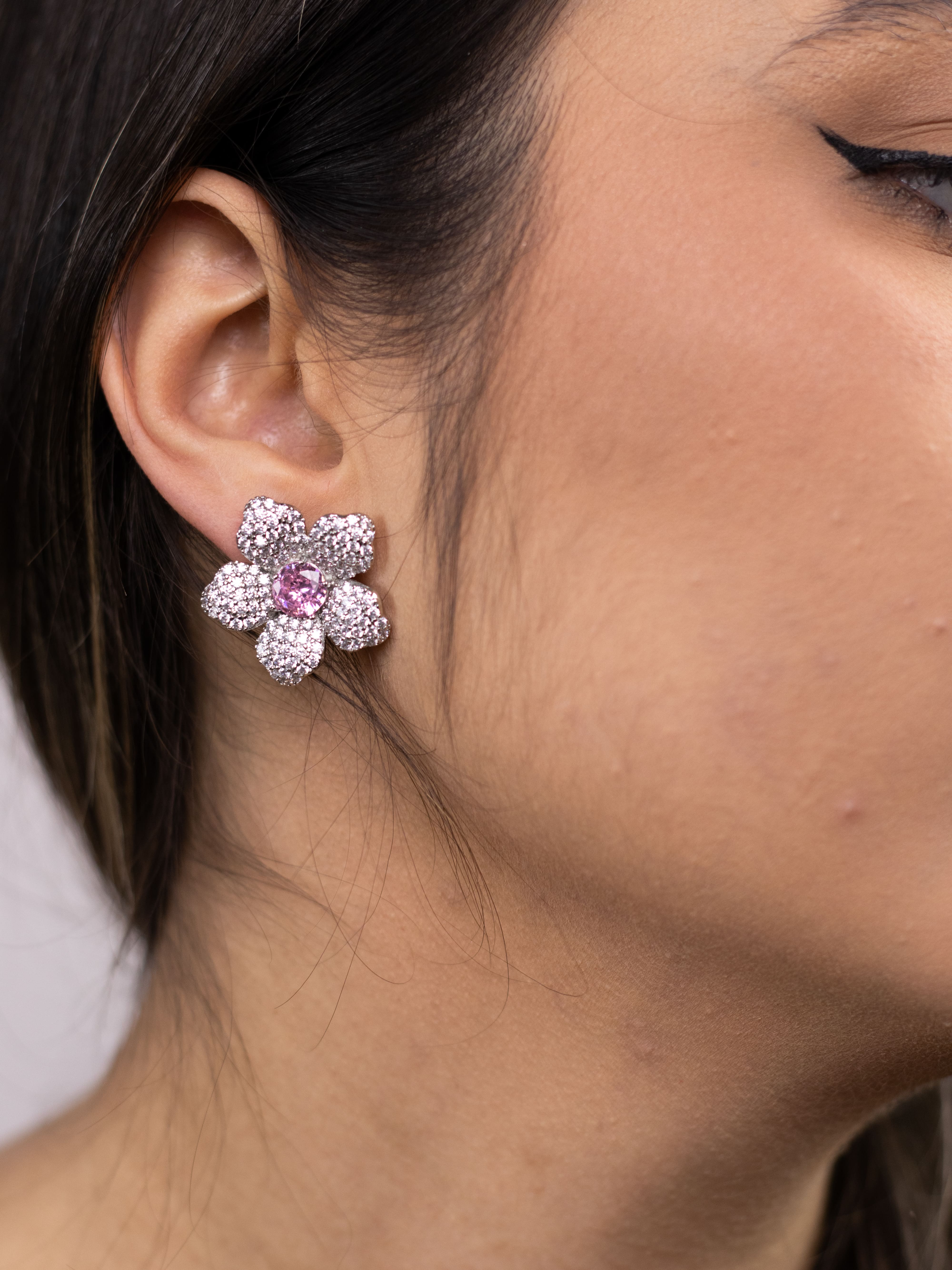 Brinco Flor Prata Cravejado com Cristal Colorido