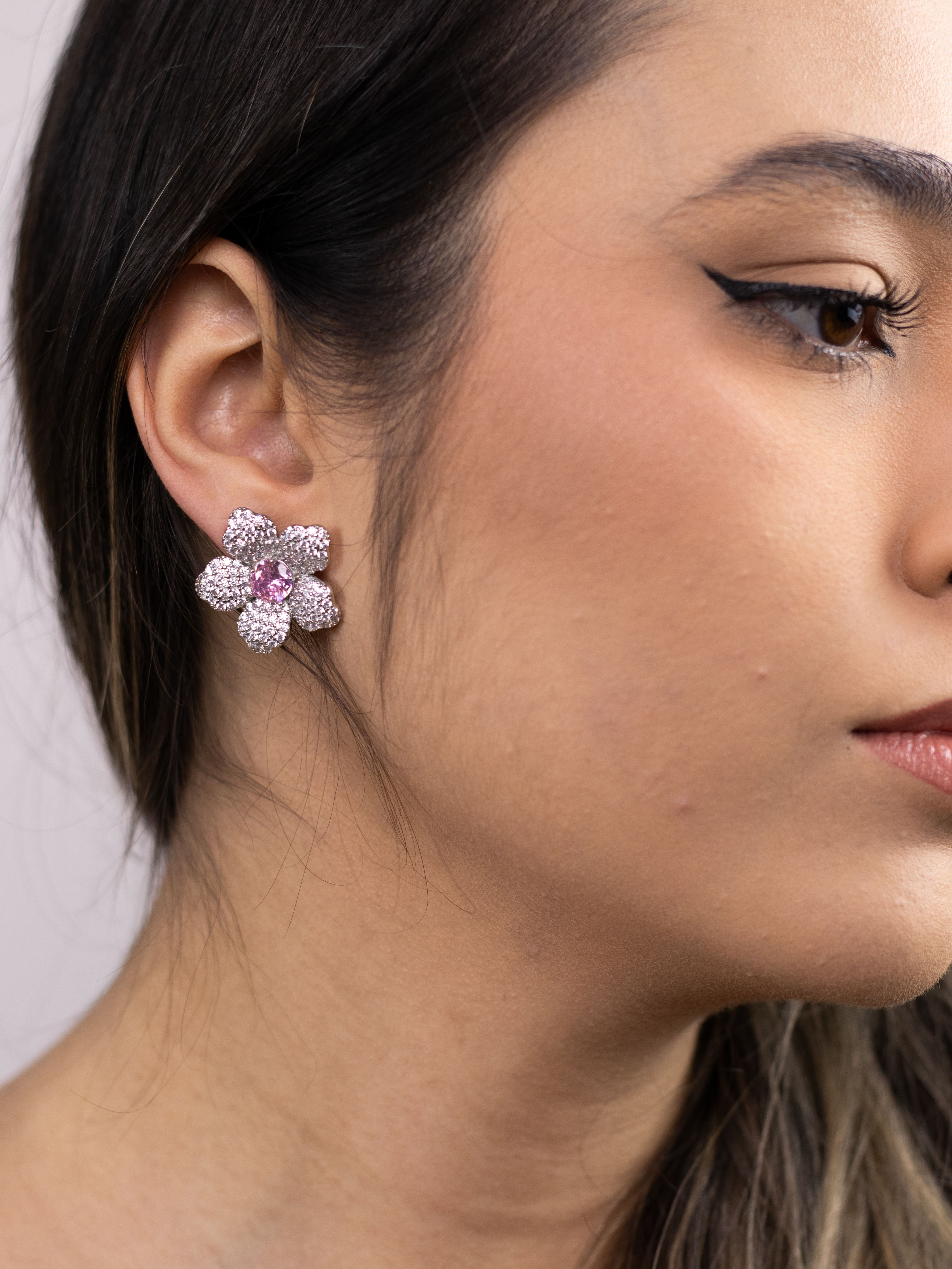 Brinco Flor Prata Cravejado com Cristal Colorido