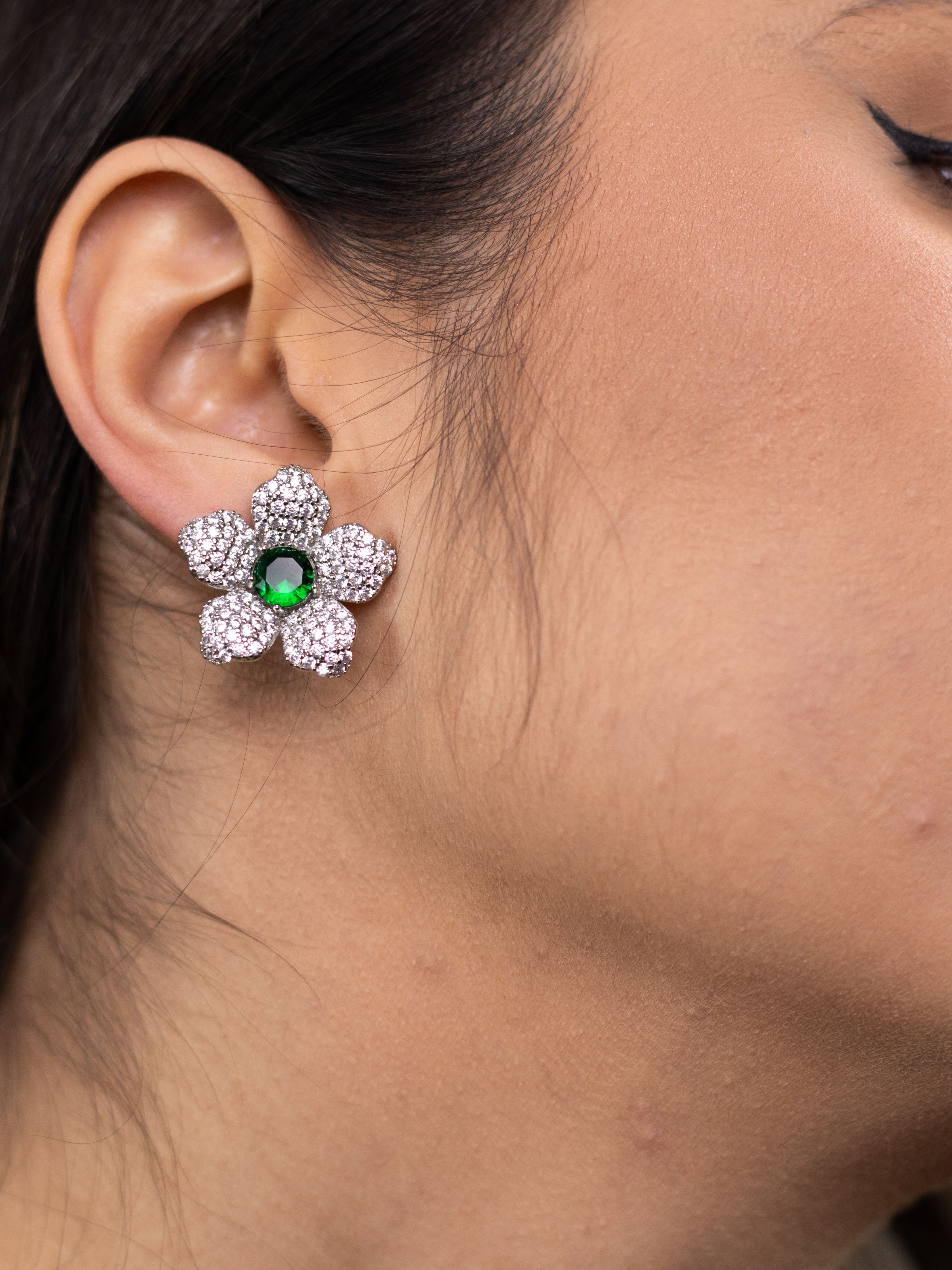 Brinco Flor Prata Cravejado com Cristal Colorido