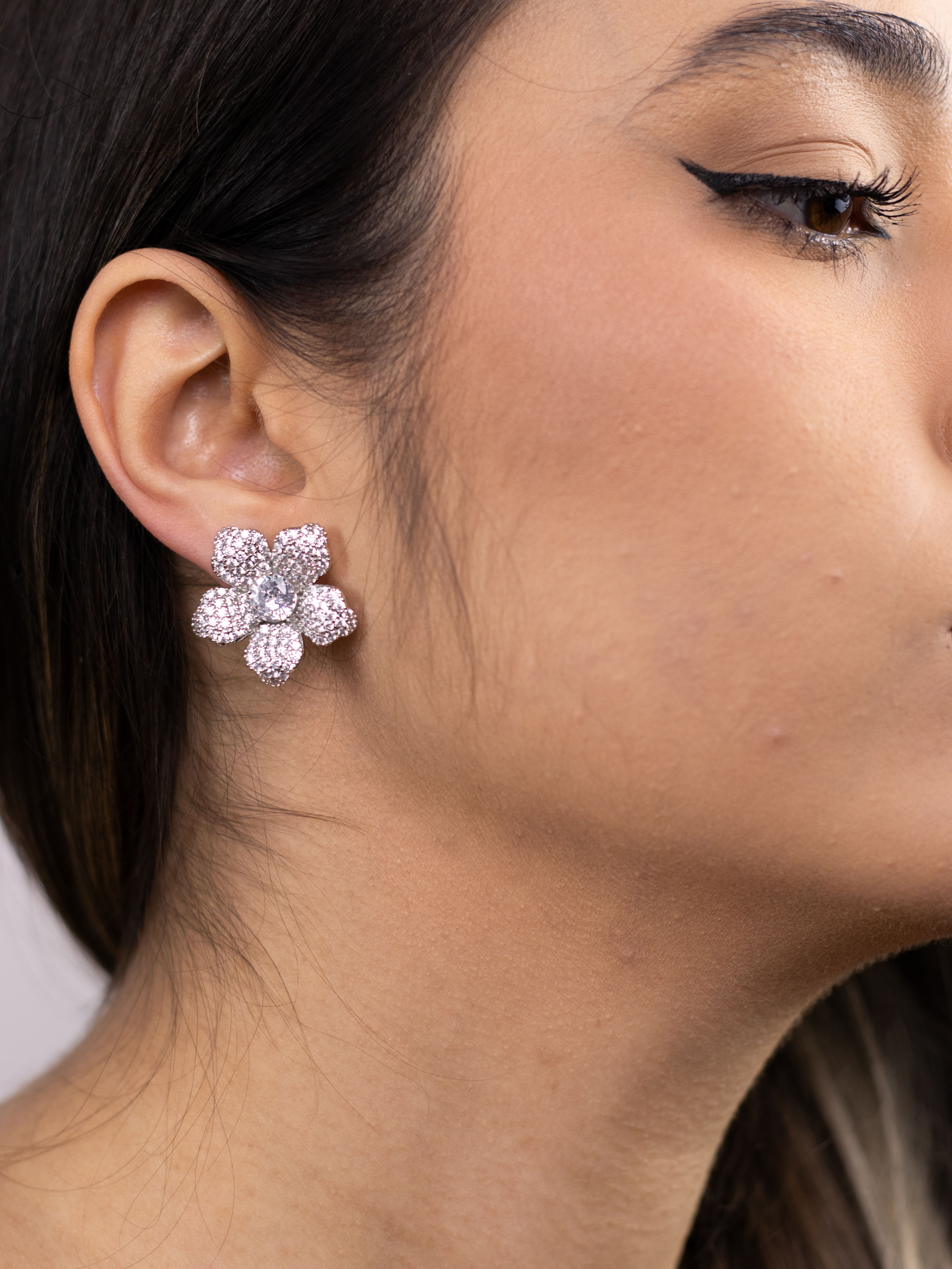 Brinco Flor de Metal Prata Cravejado de Zircônia