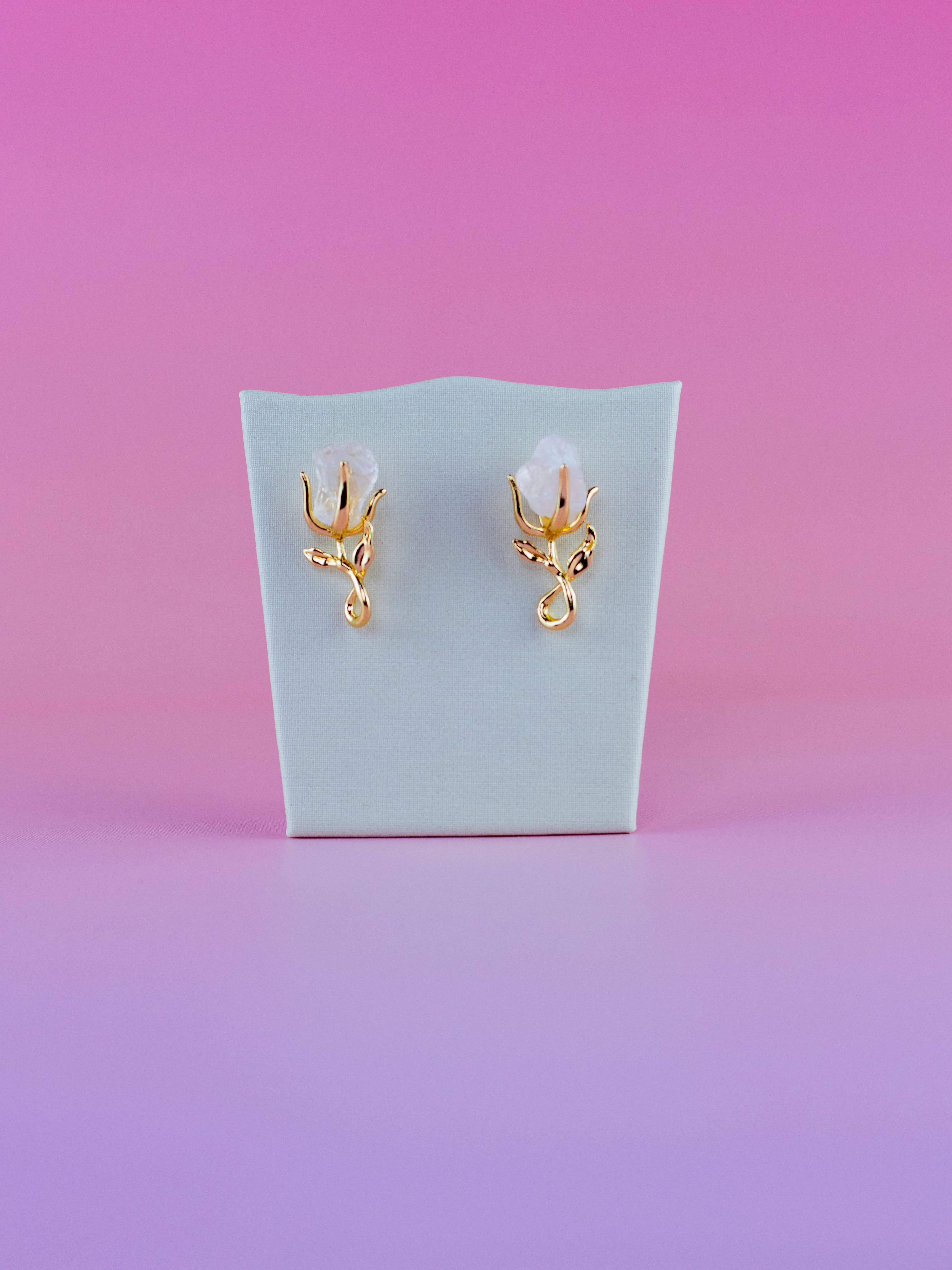 Brinco Flor de Metal com Pedra de Cristal