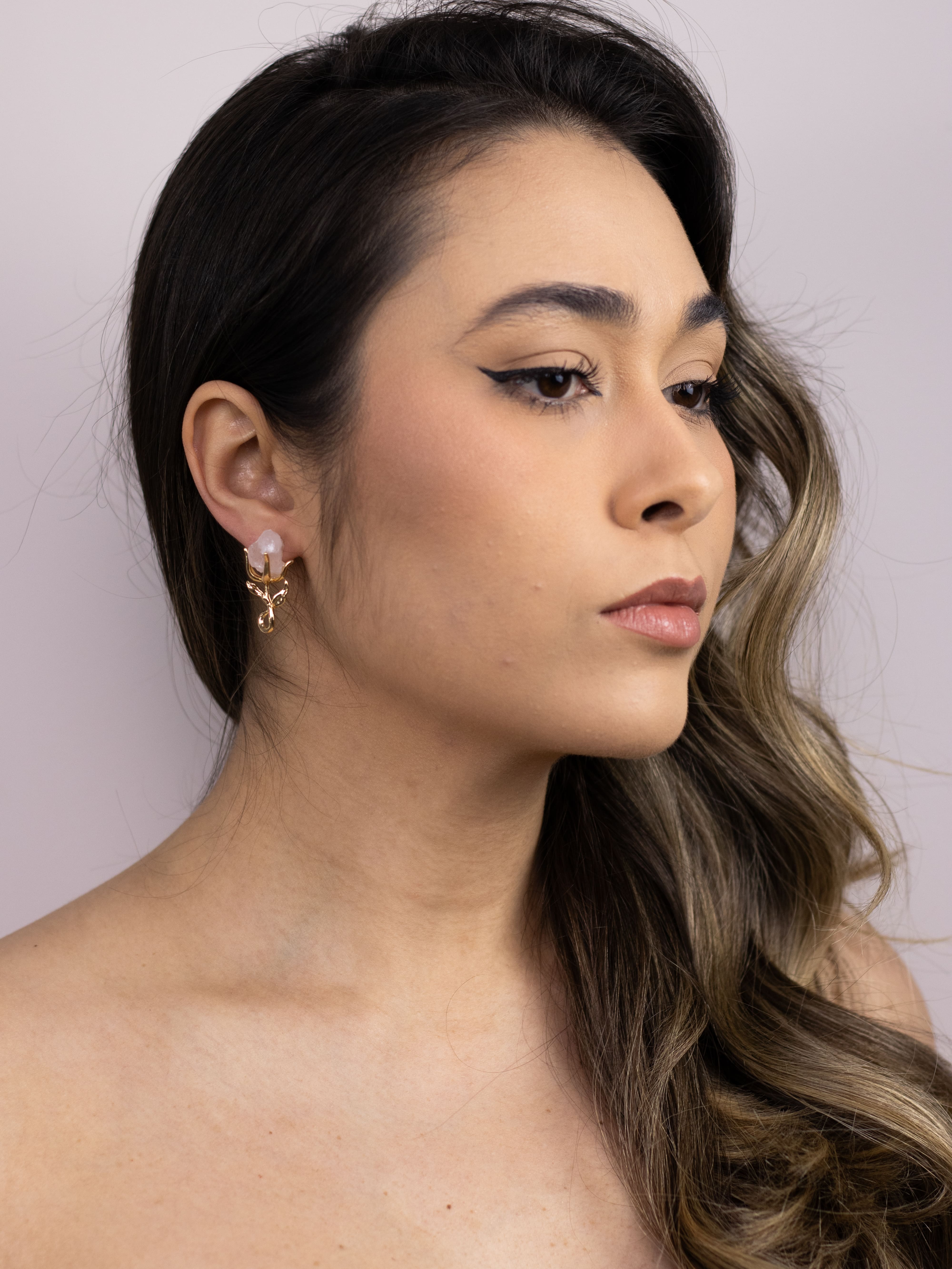 Brinco Flor de Metal com Pedra de Cristal