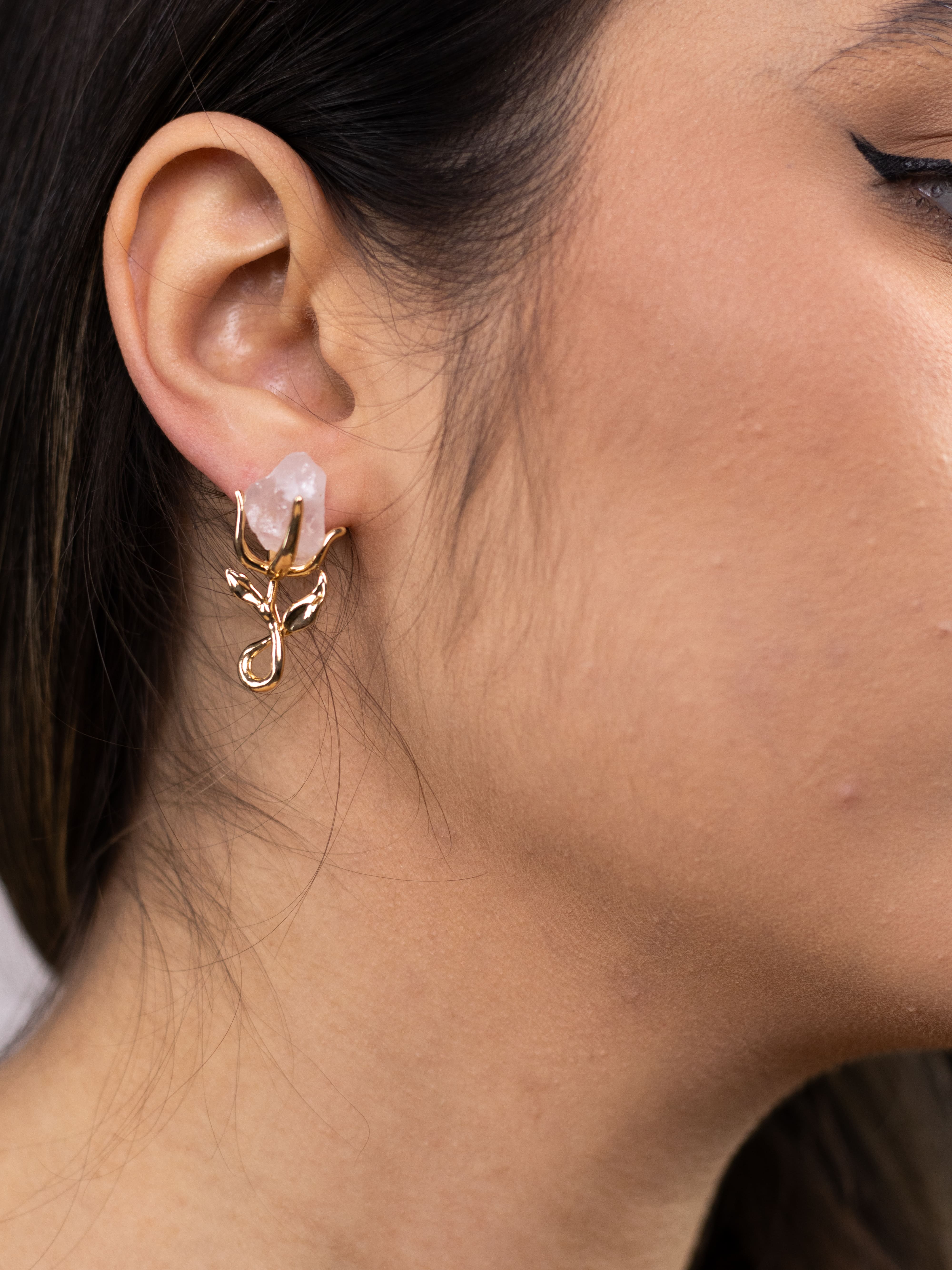 Brinco Flor de Metal com Pedra de Cristal