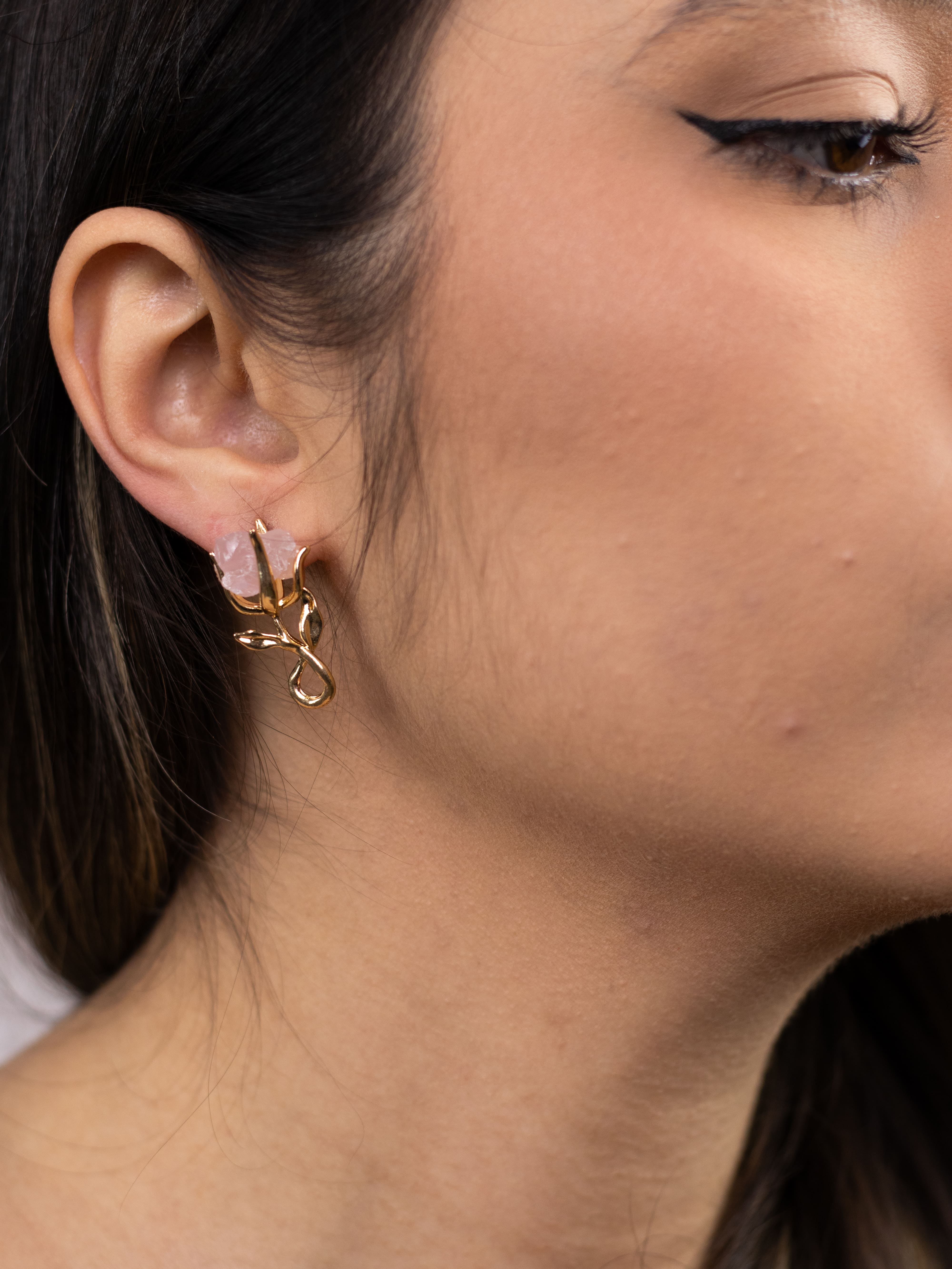 Brinco Flor de Metal com Pedra de Cristal