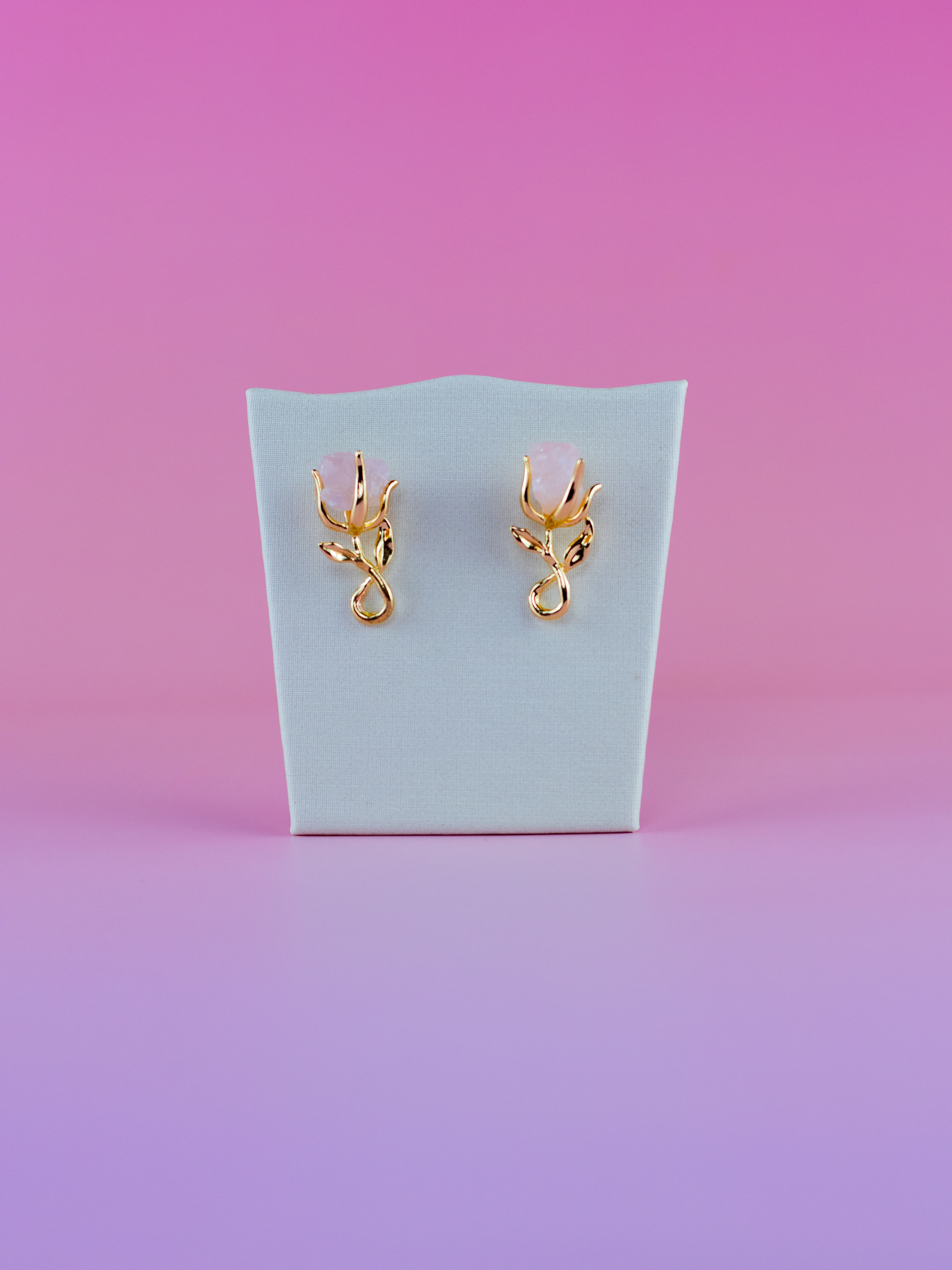 Brinco Flor de Metal com Pedra de Cristal