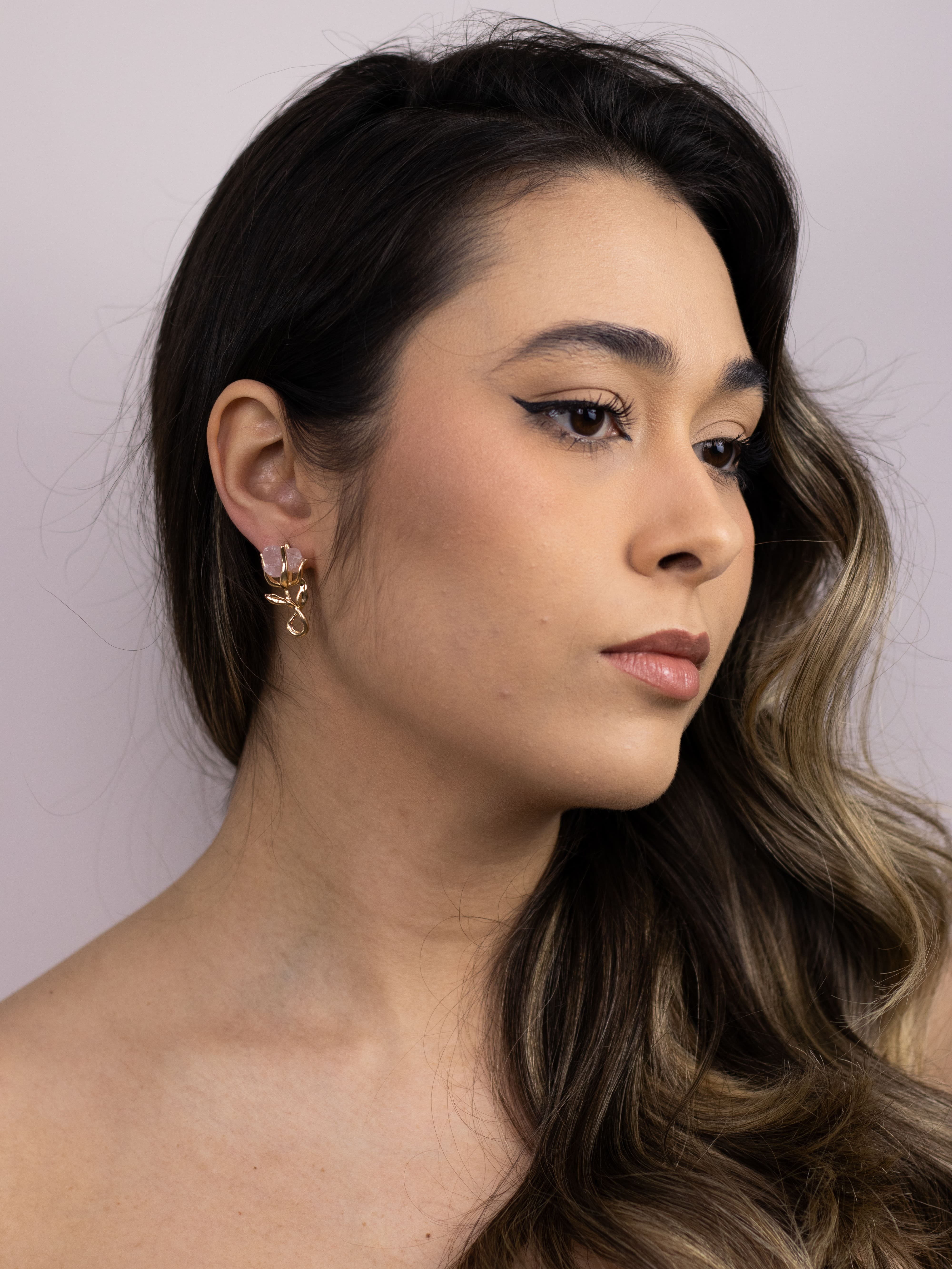 Brinco Flor de Metal com Pedra de Cristal