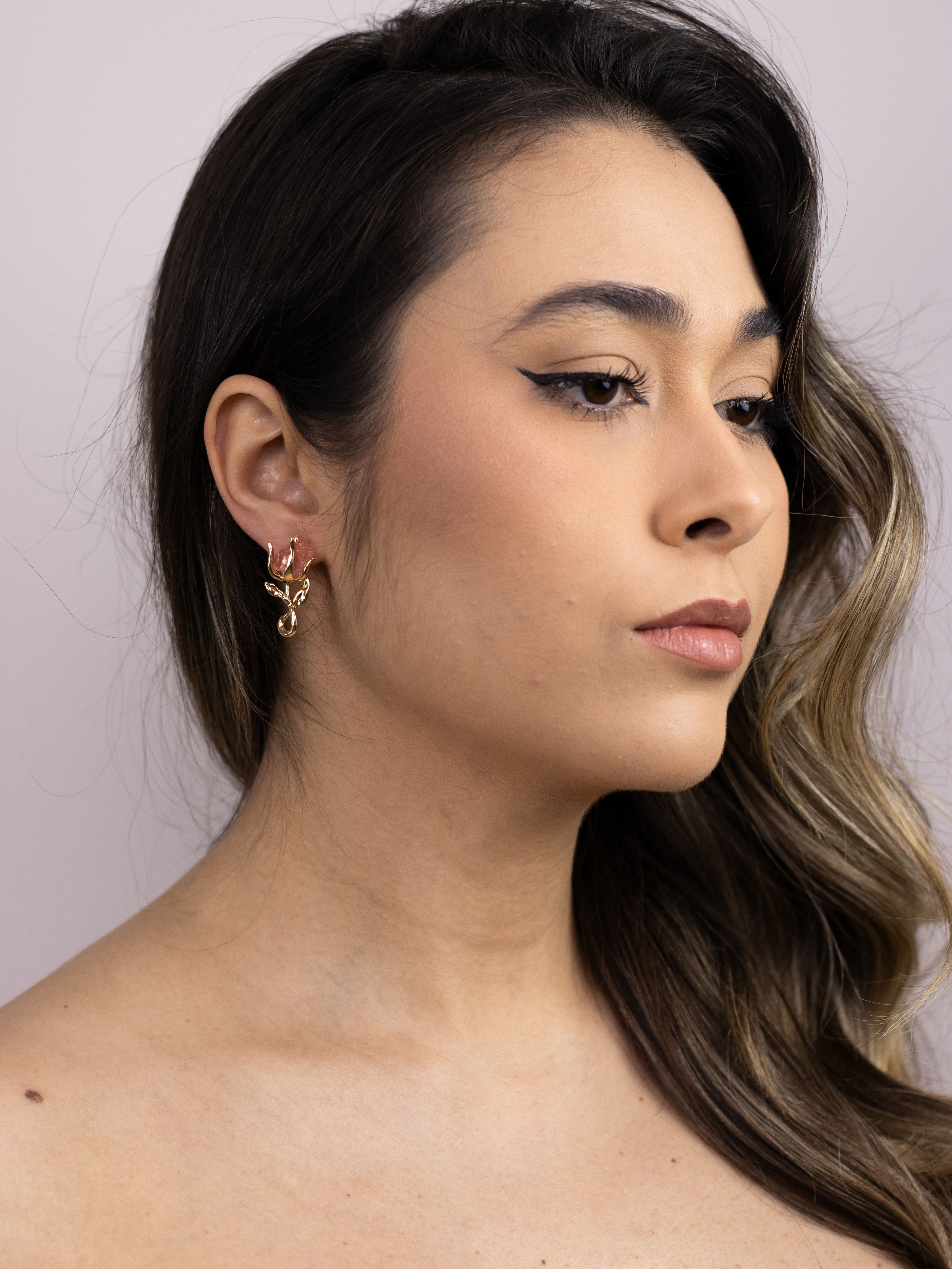 Brinco Flor de Metal com Pedra de Cristal