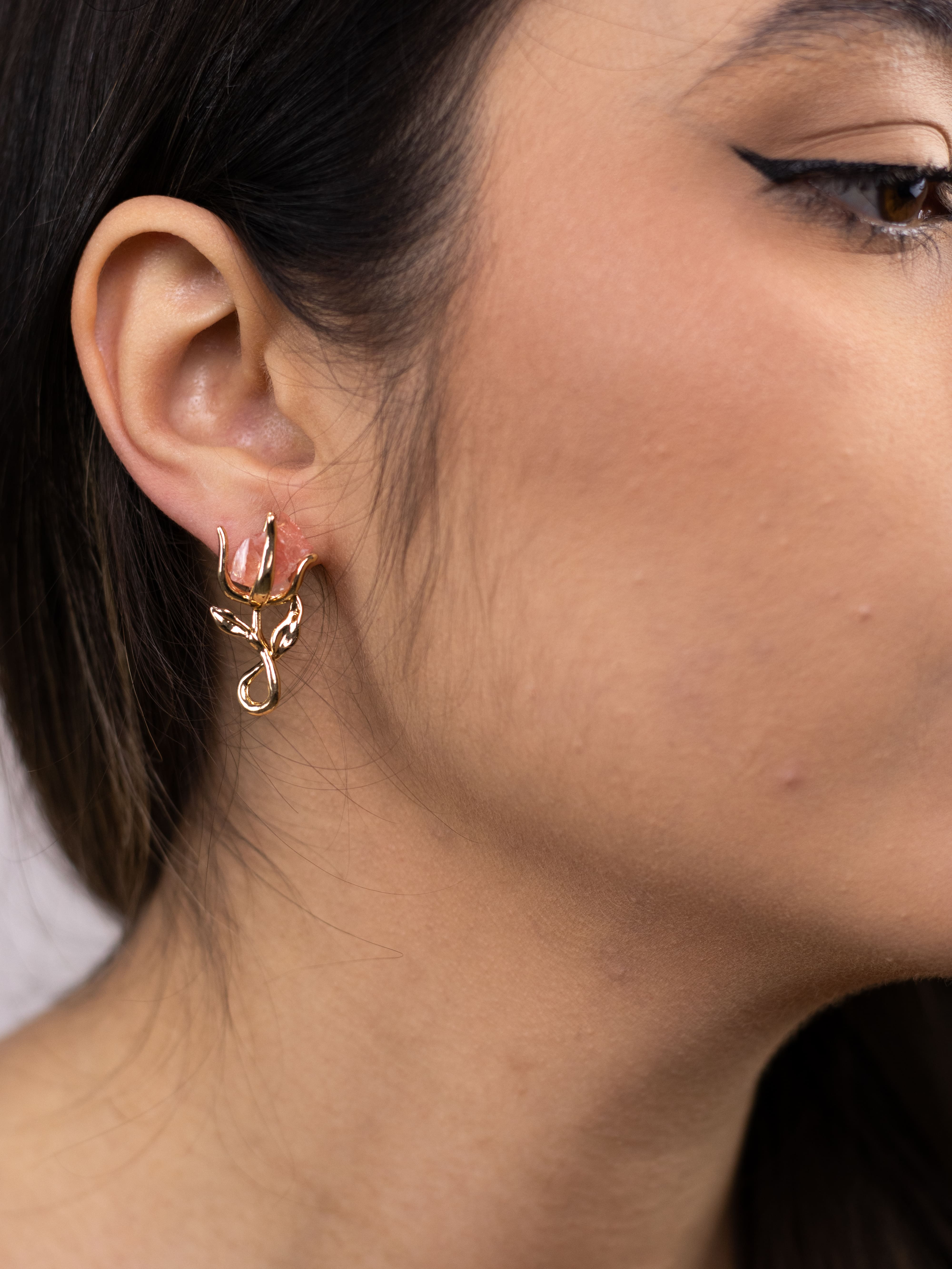 Brinco Flor de Metal com Pedra de Cristal