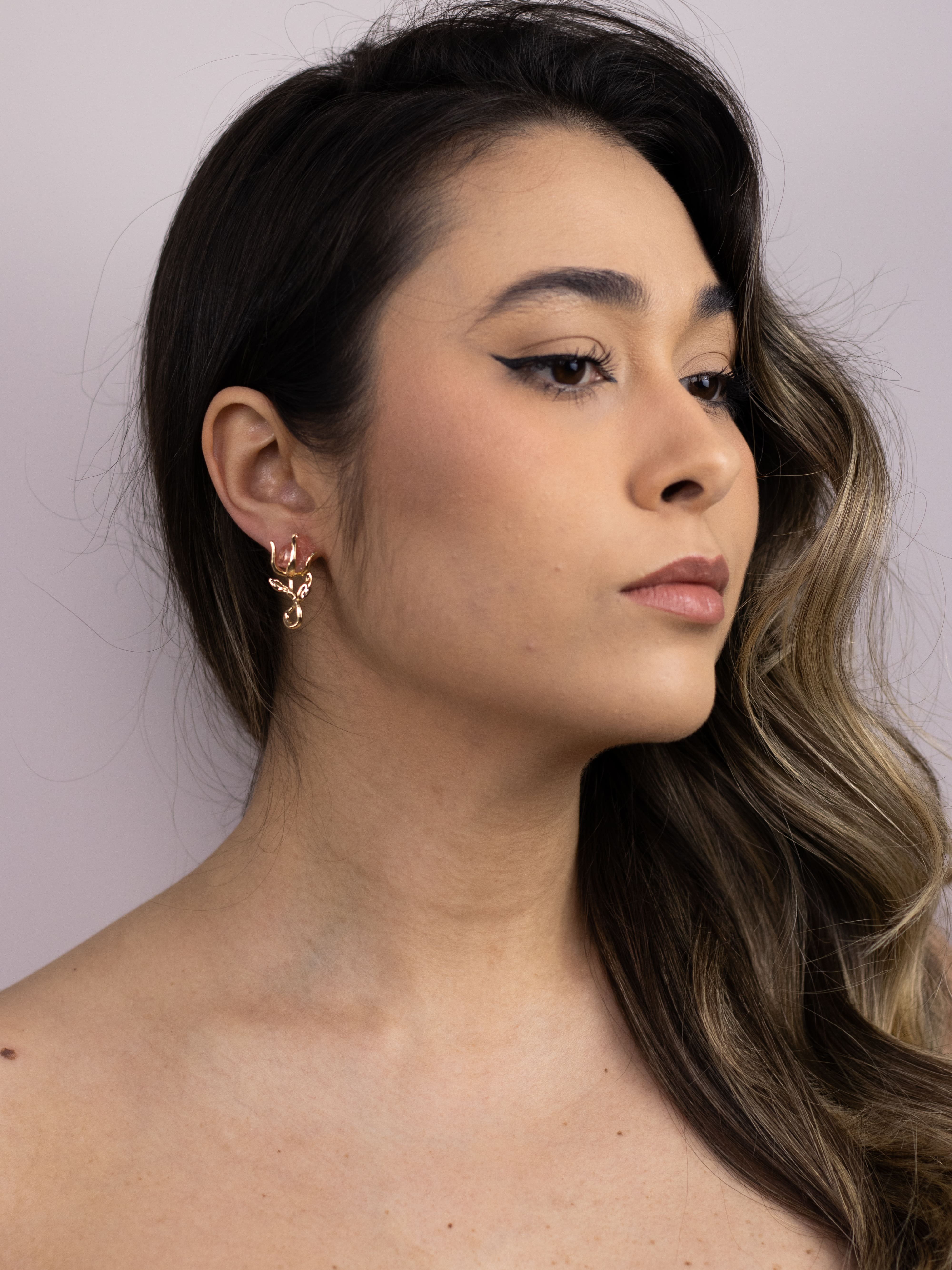 Brinco Flor de Metal com Pedra de Cristal