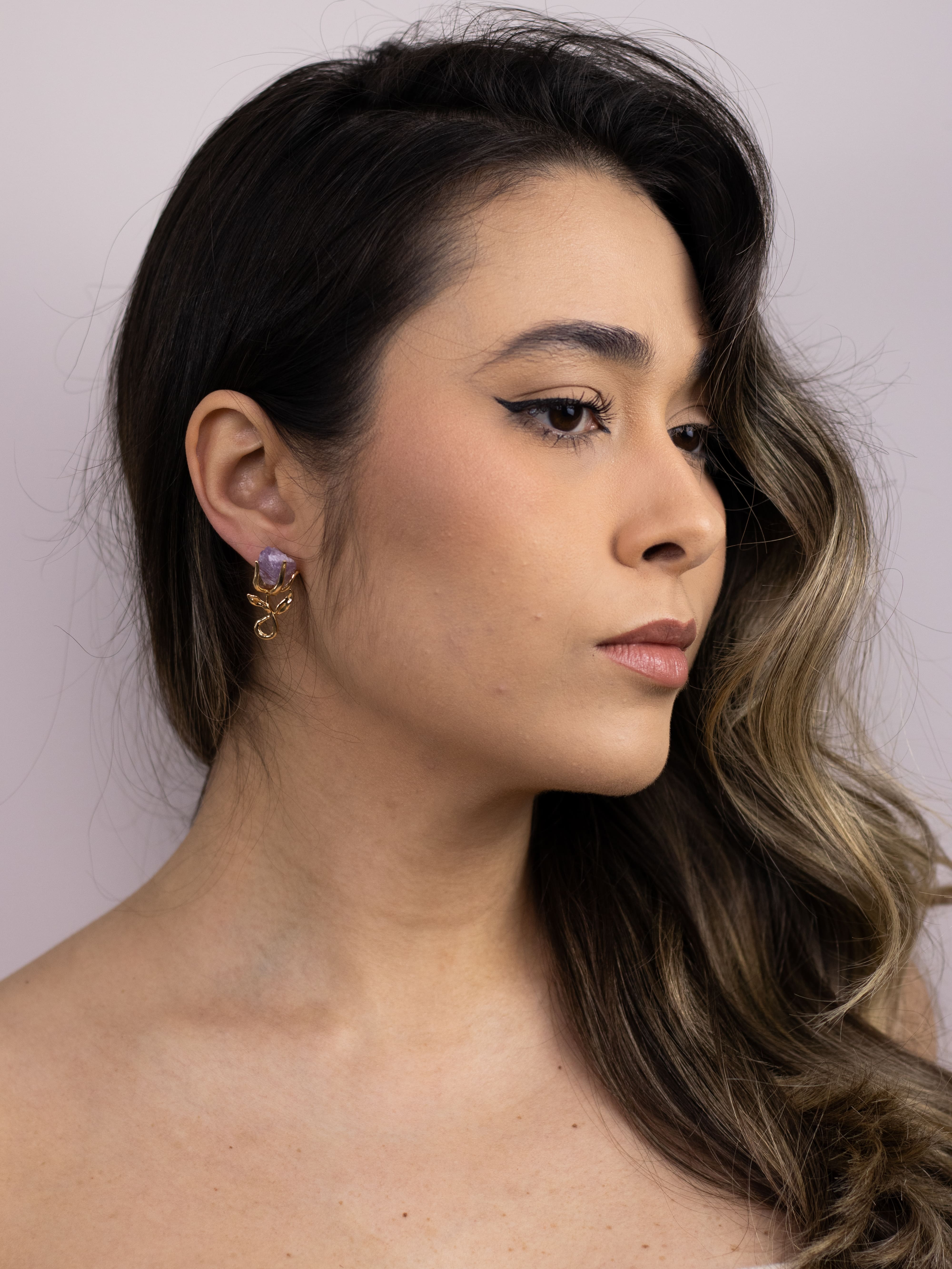 Brinco Flor de Metal com Pedra de Cristal