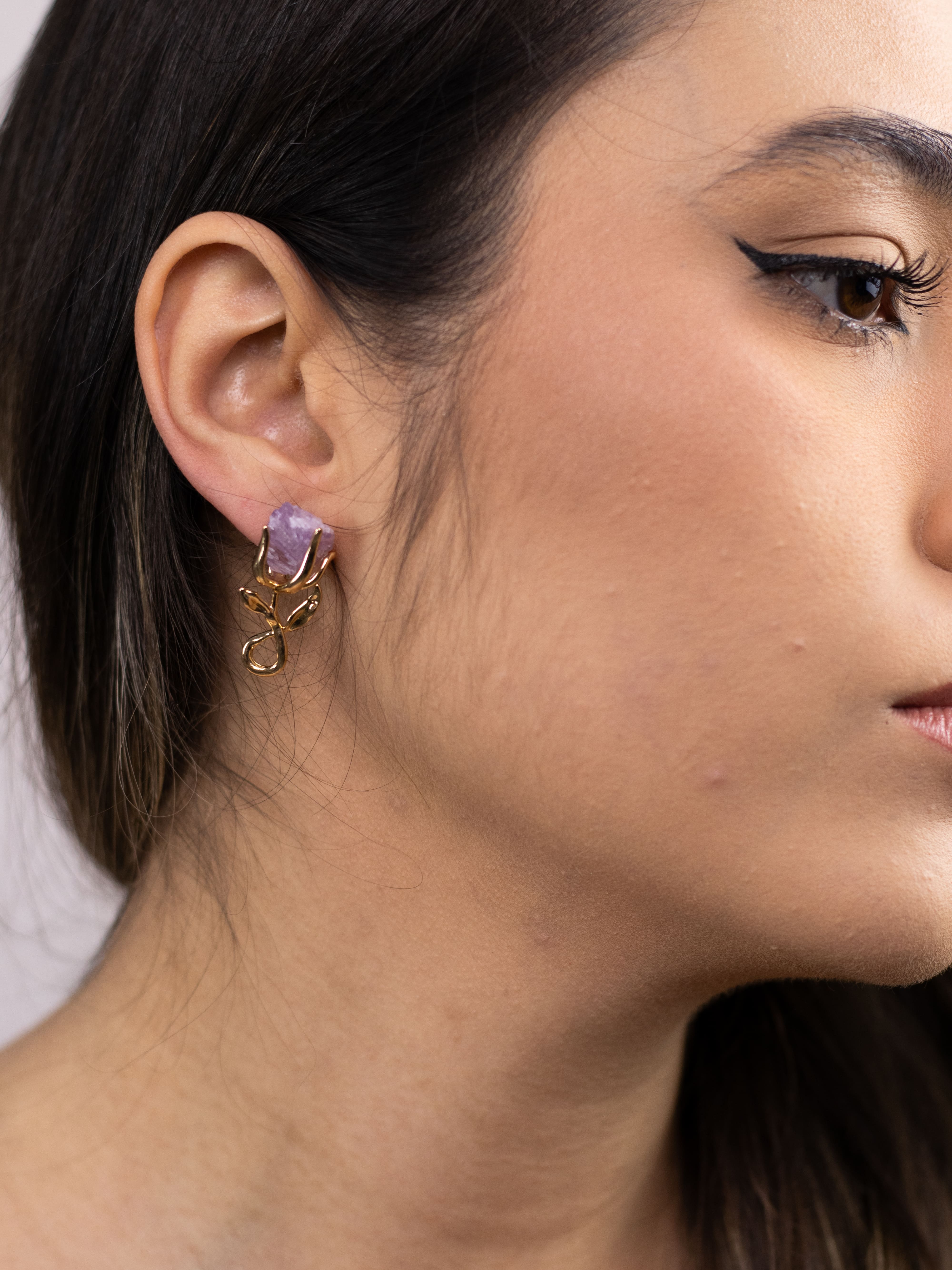 Brinco Flor de Metal com Pedra de Cristal