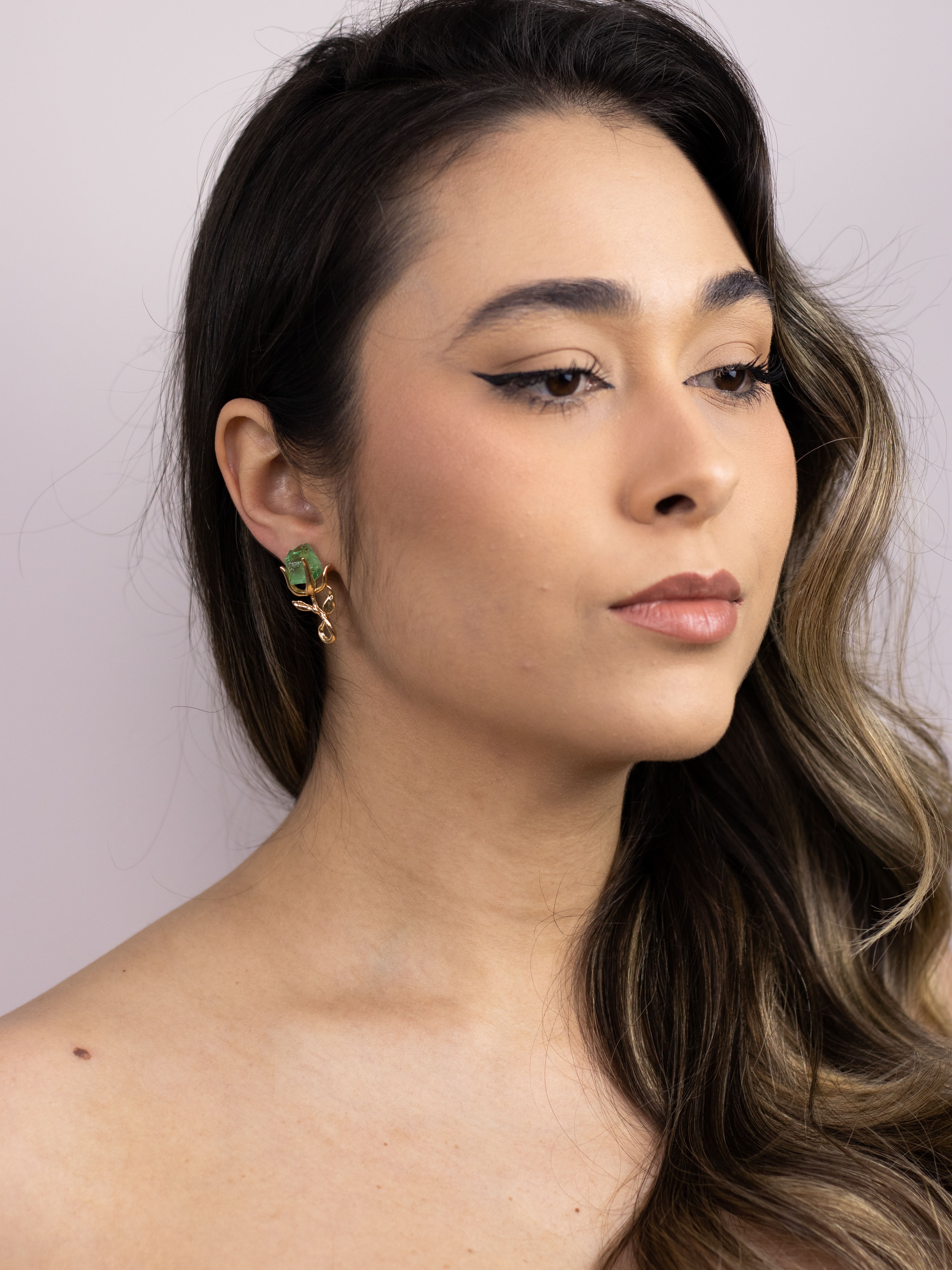 Brinco Flor de Metal com Pedra de Cristal