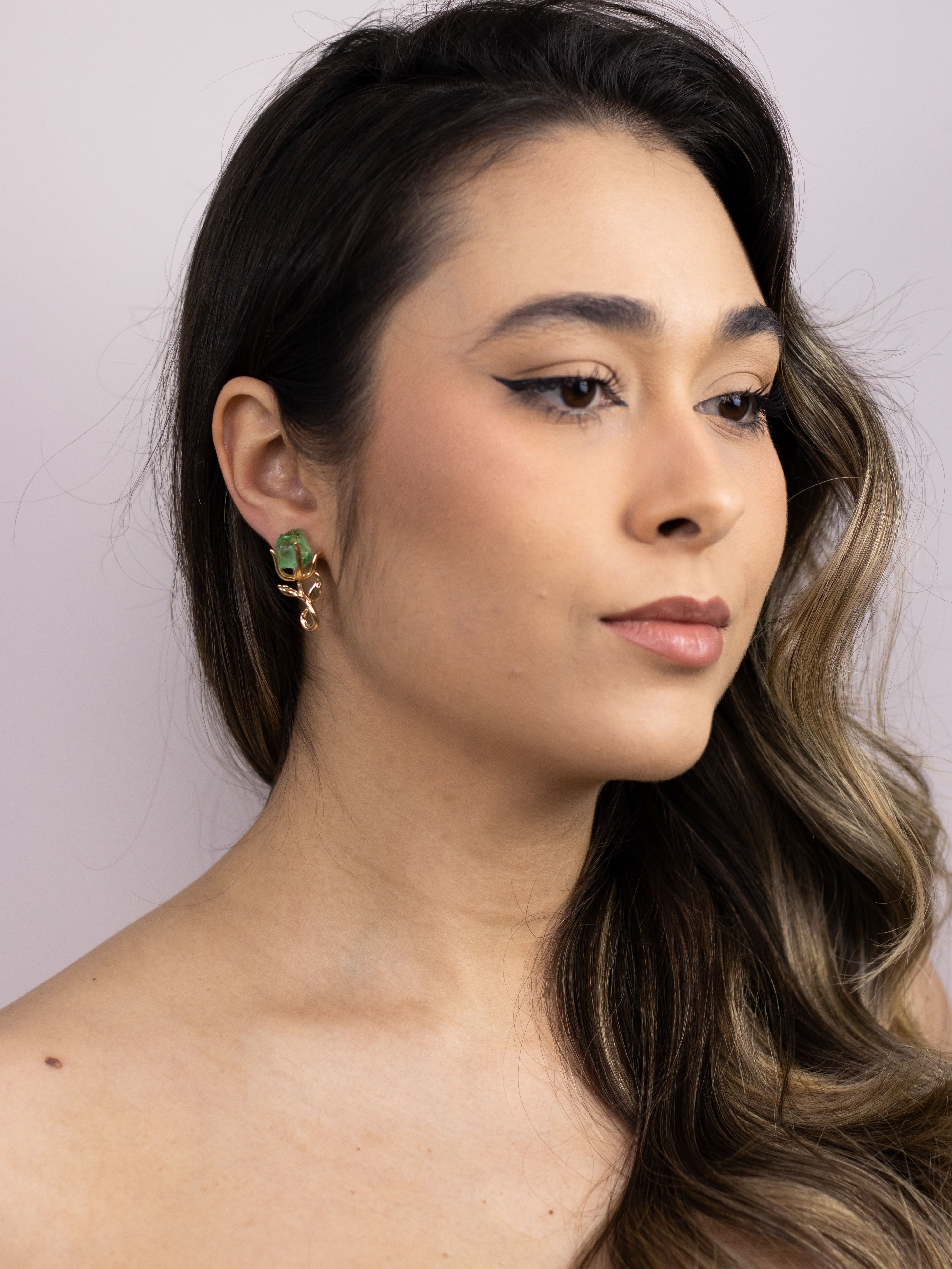 Brinco Flor de Metal com Pedra de Cristal