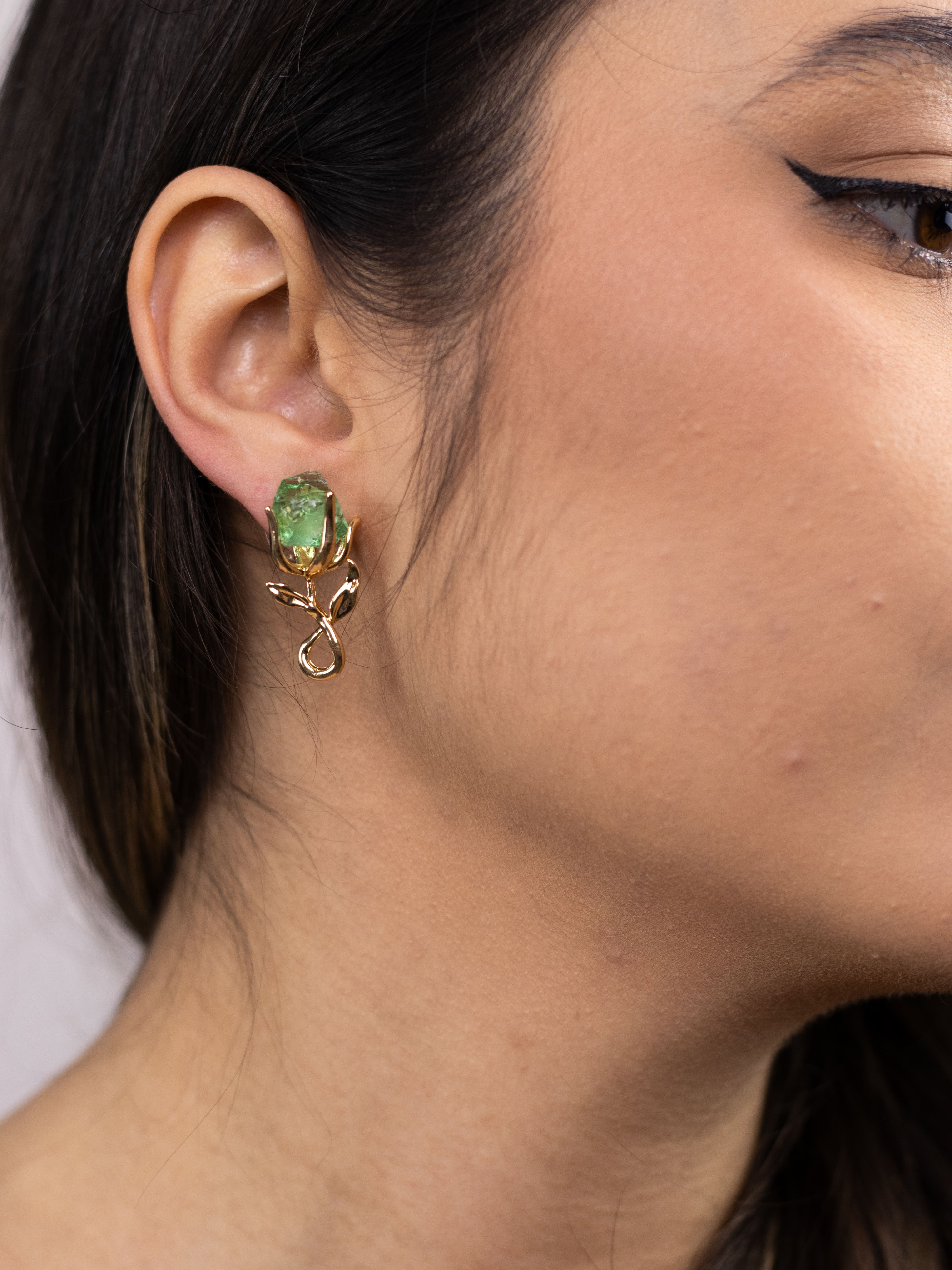 Brinco Flor de Metal com Pedra de Cristal