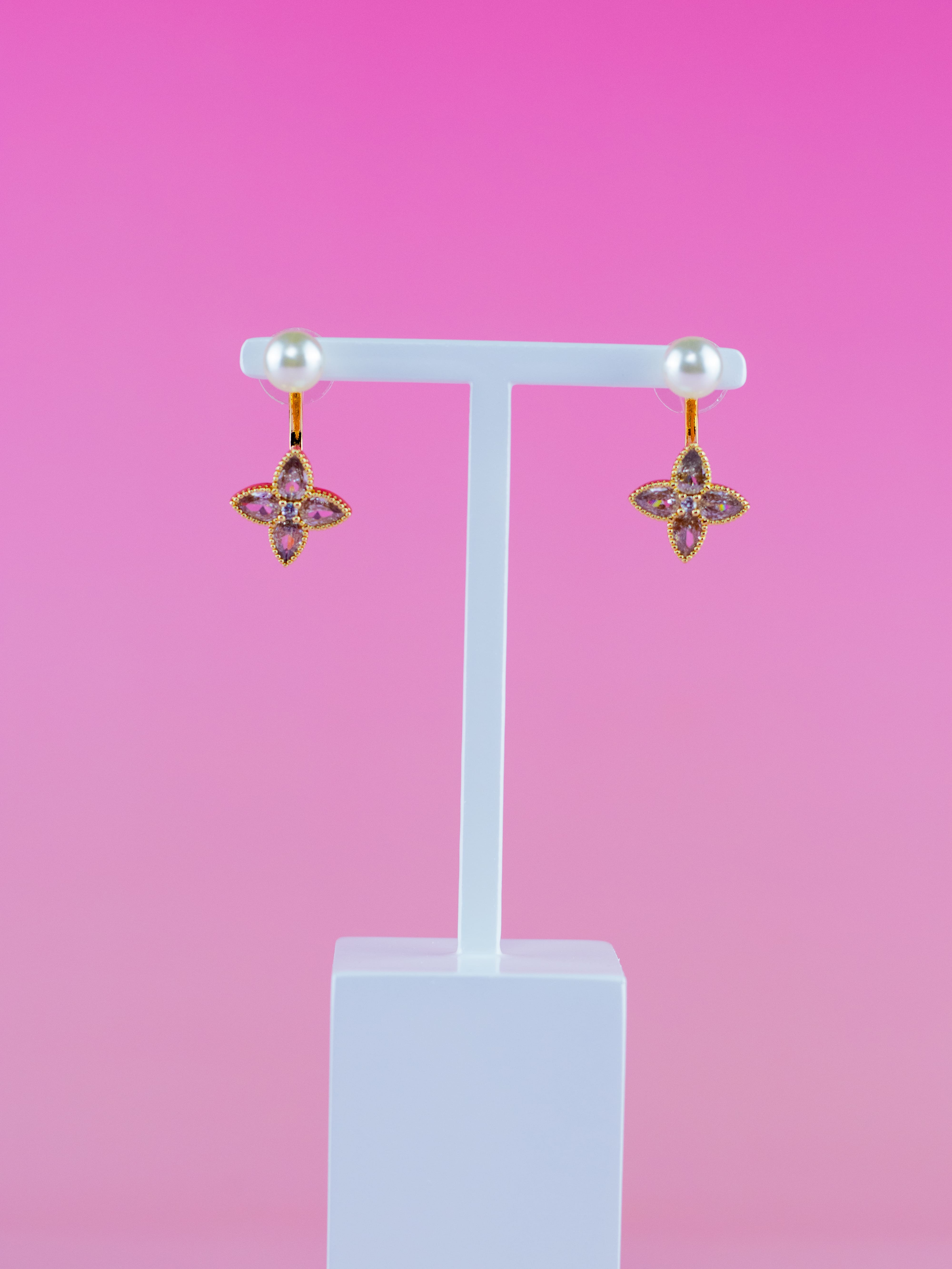 Brinco Falso Piercing Dourado de Navete com Pérola