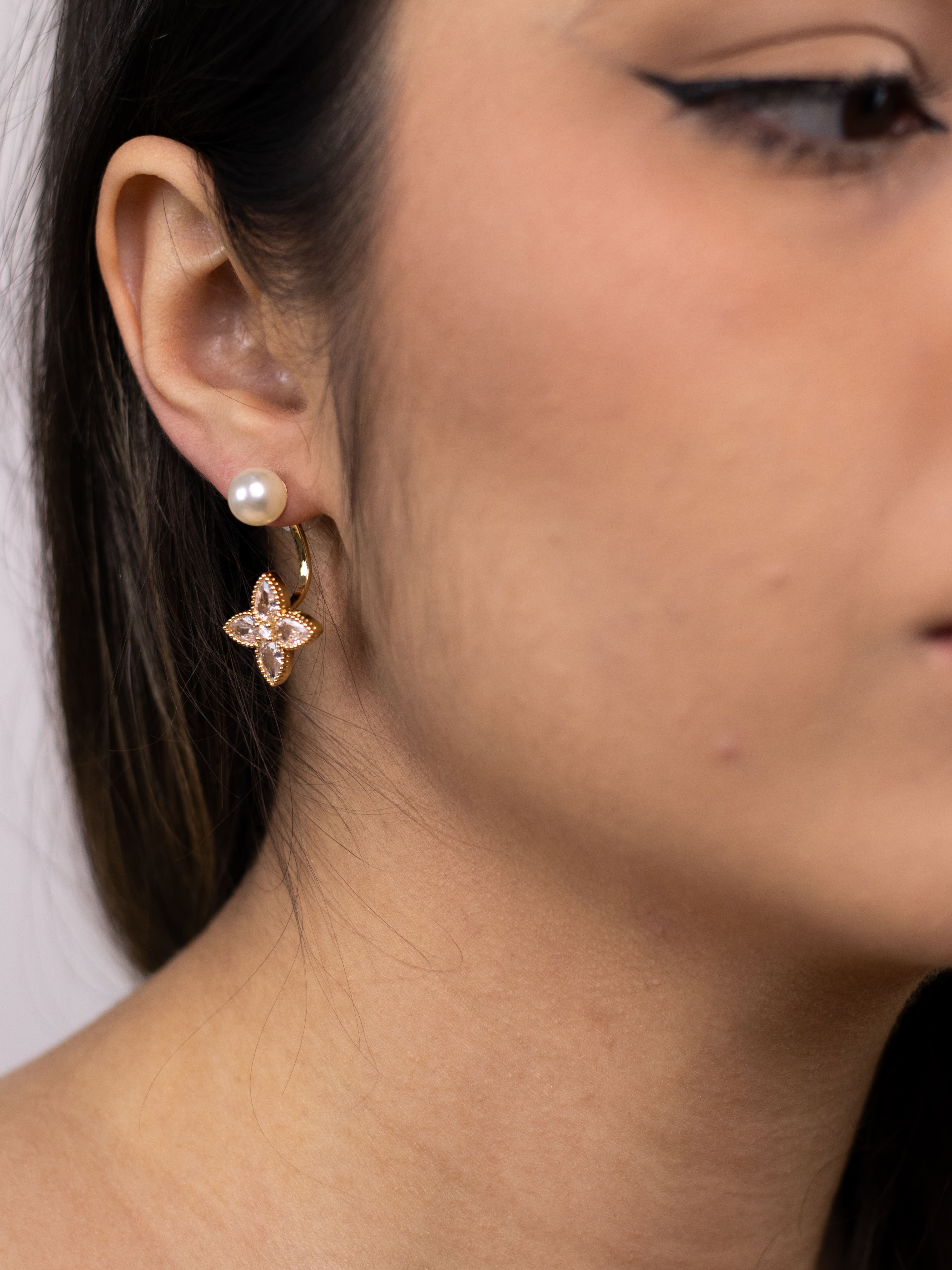 Brinco Falso Piercing Dourado de Navete com Pérola