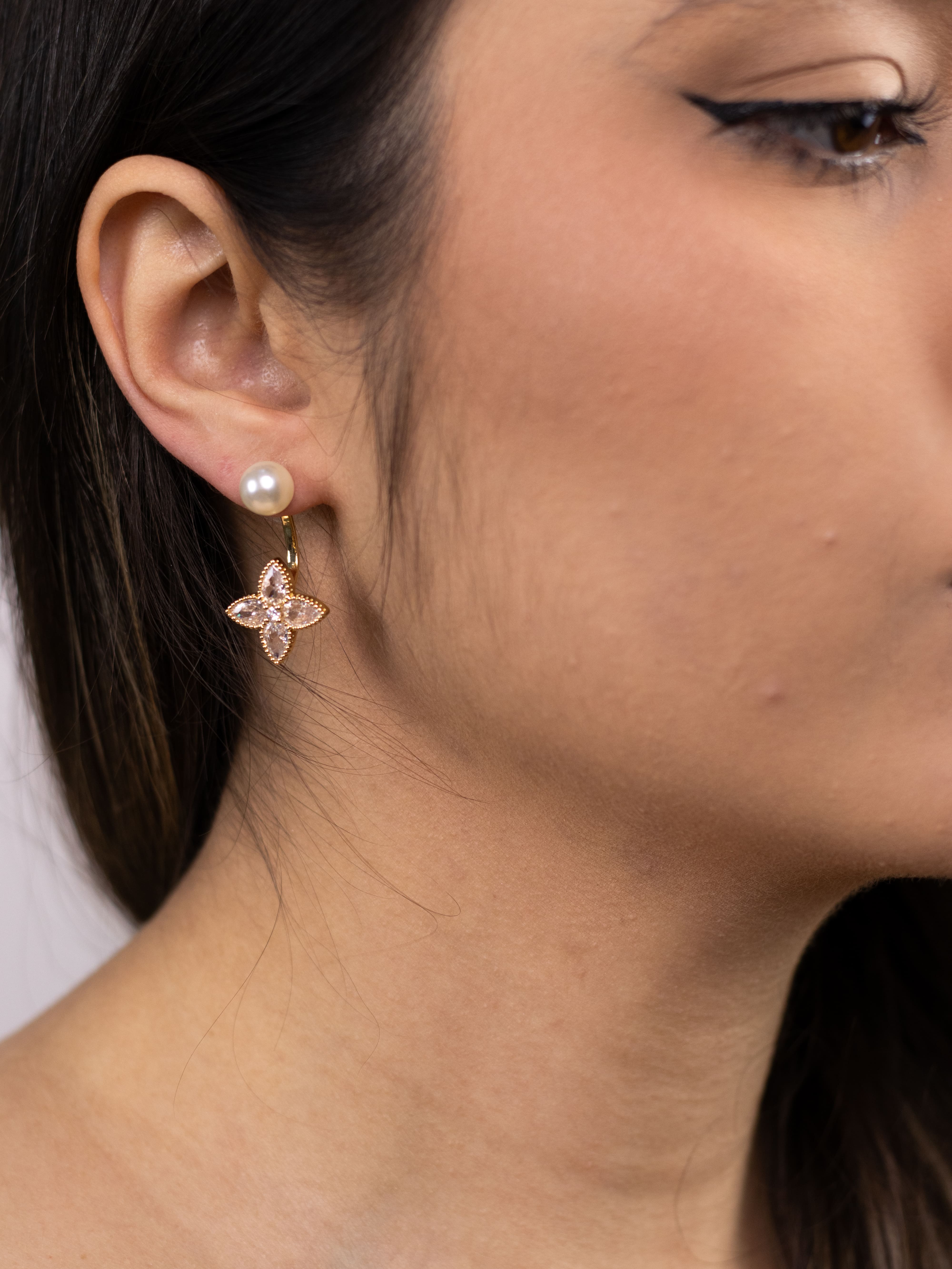 Brinco Falso Piercing Dourado de Navete com Pérola