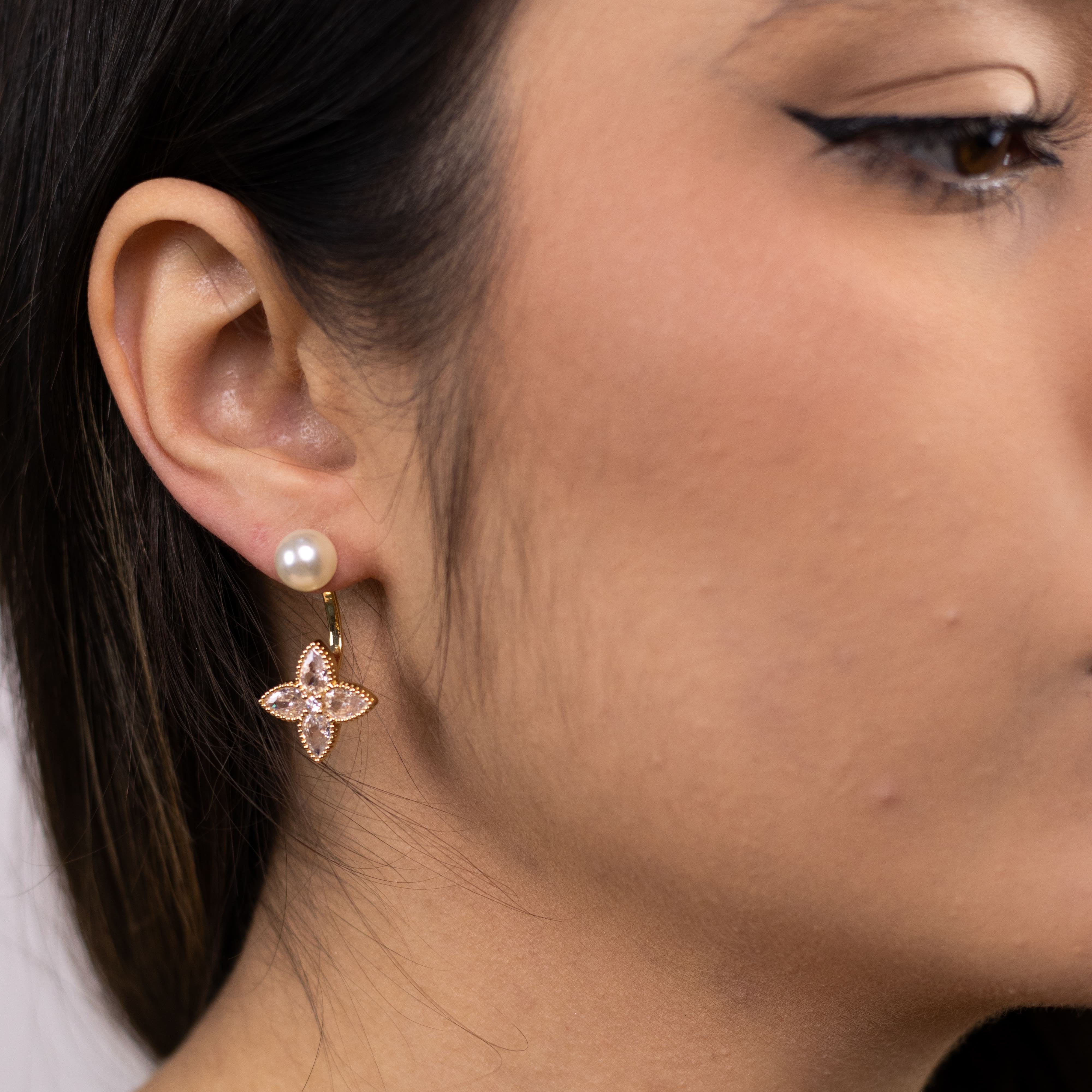 Brinco Falso Piercing Dourado de Navete com Pérola