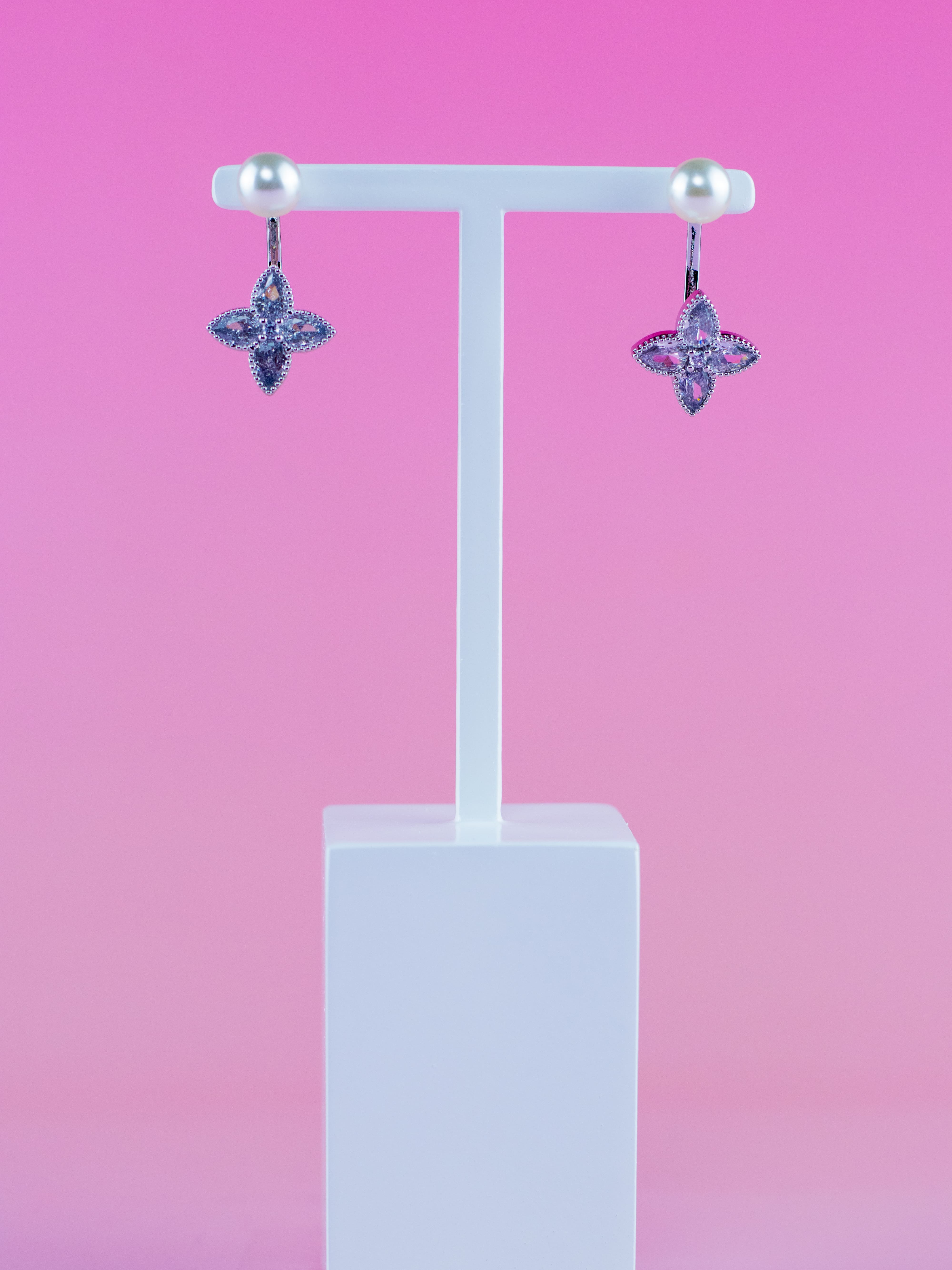 Brinco Falso Piercing Prata de Navete com Pérola