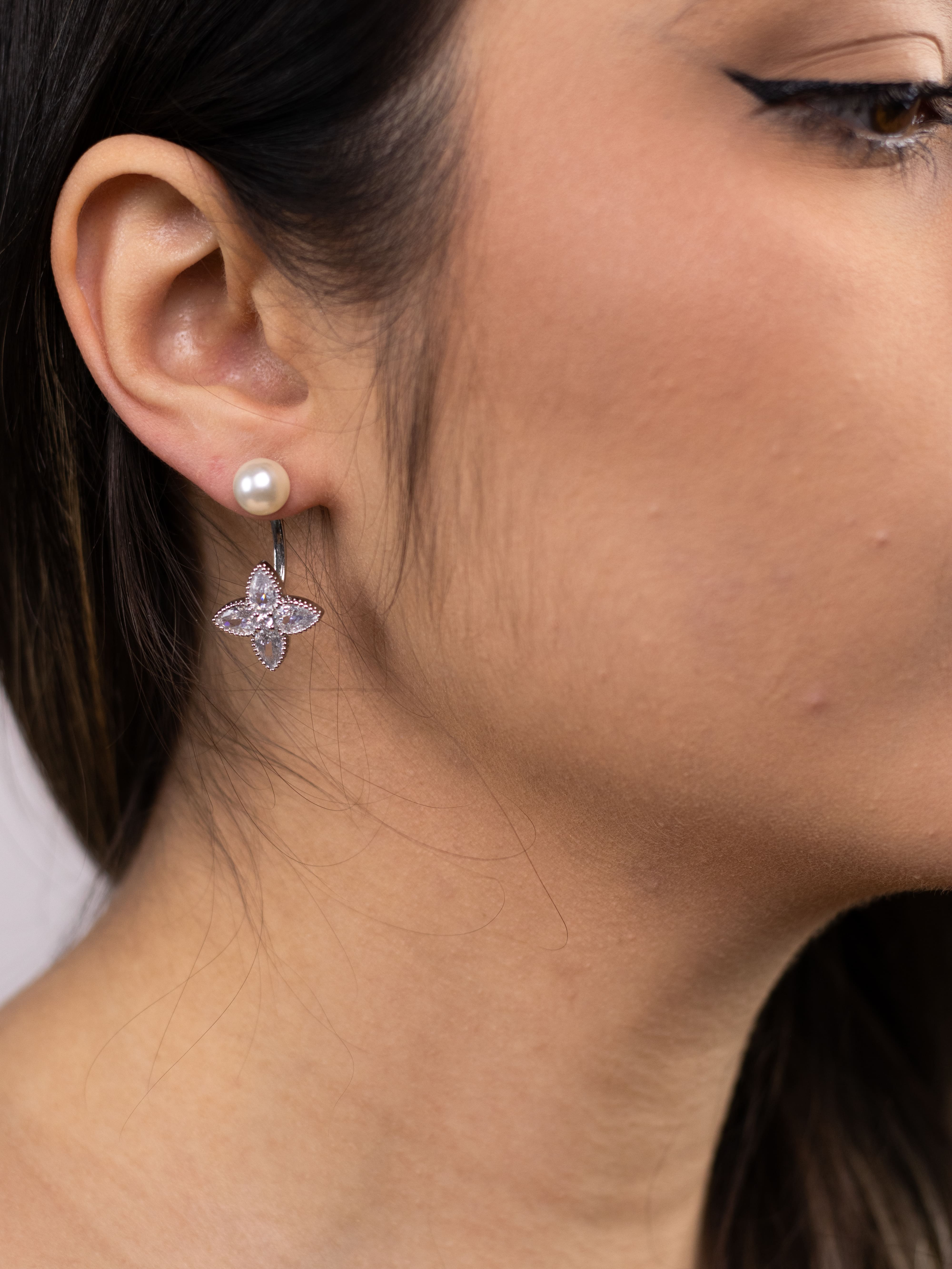 Brinco Falso Piercing Prata de Navete com Pérola