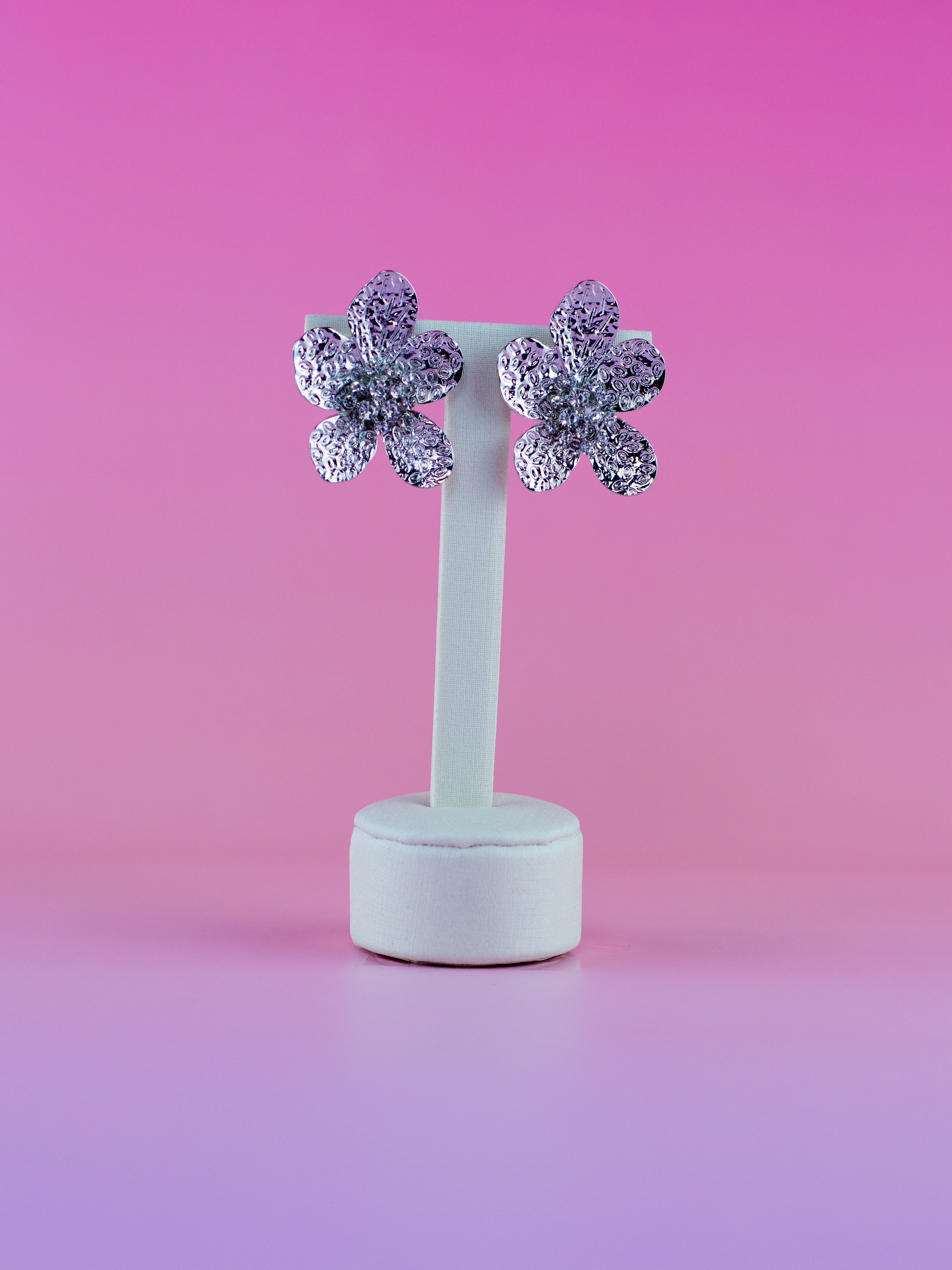 Brinco Flor de Metal Prata com Miolo de Strass