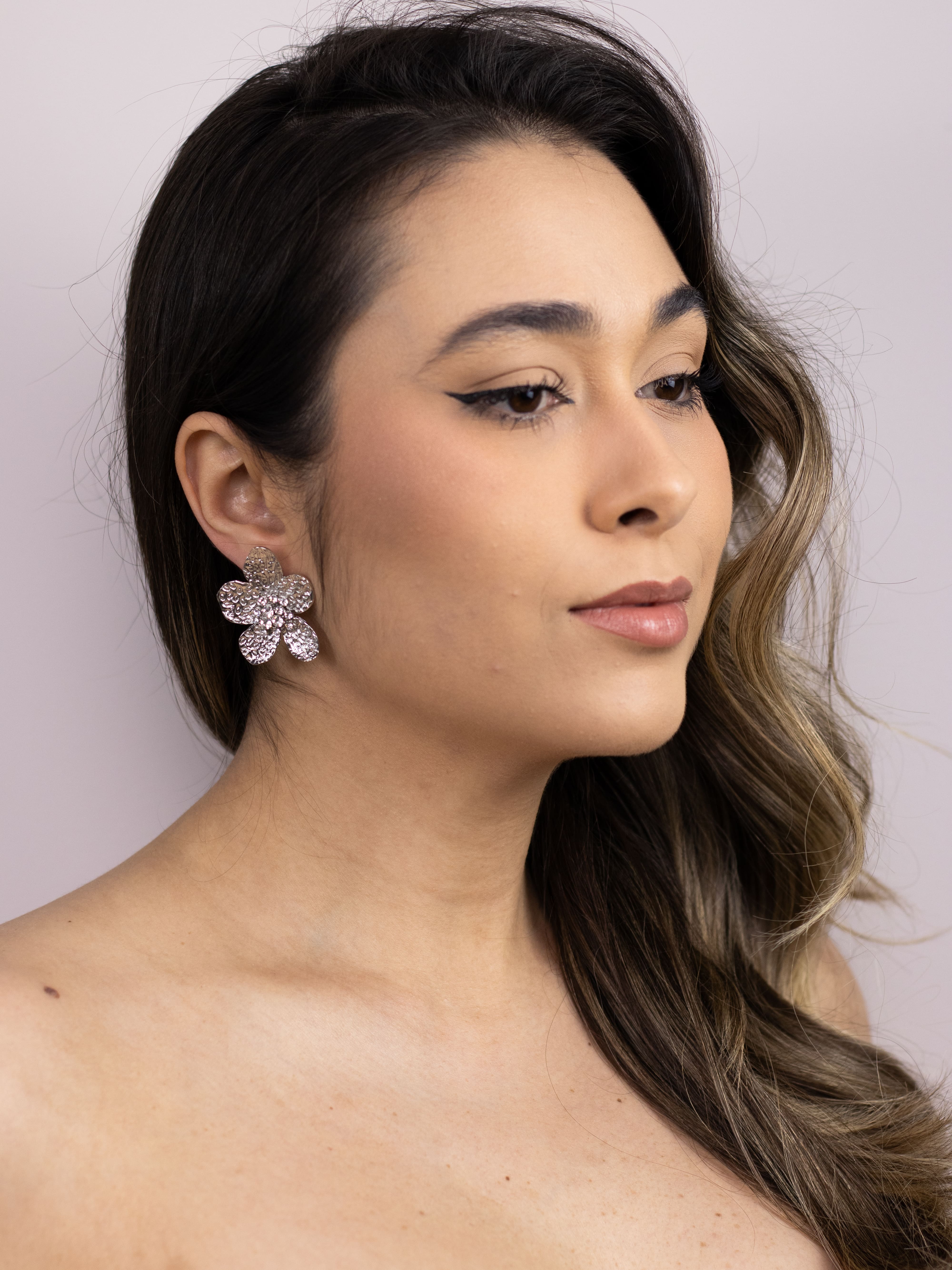 Brinco Flor de Metal Prata com Miolo de Strass