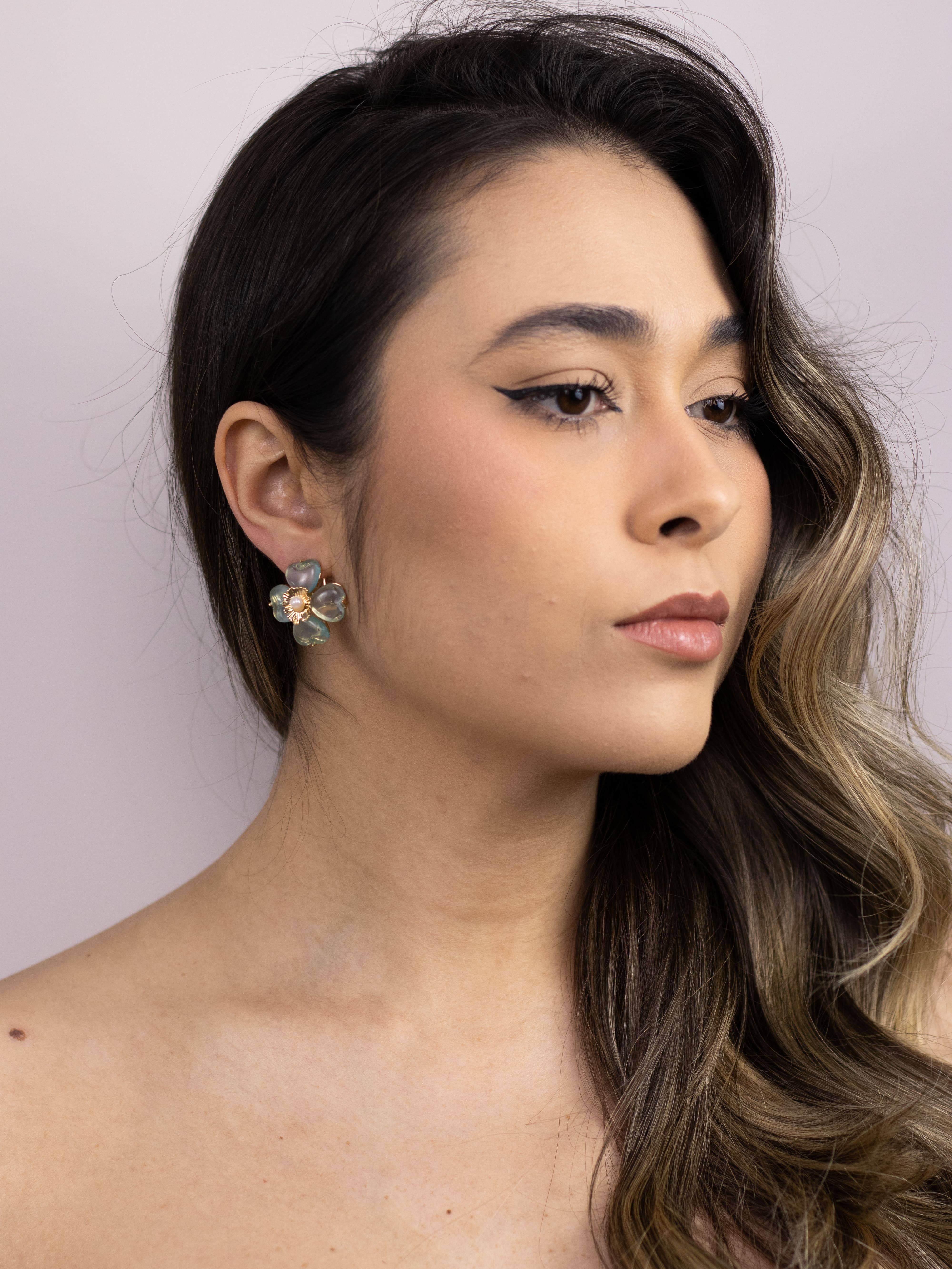 Brinco de Flor Com Pétala de Acrílico Colorido