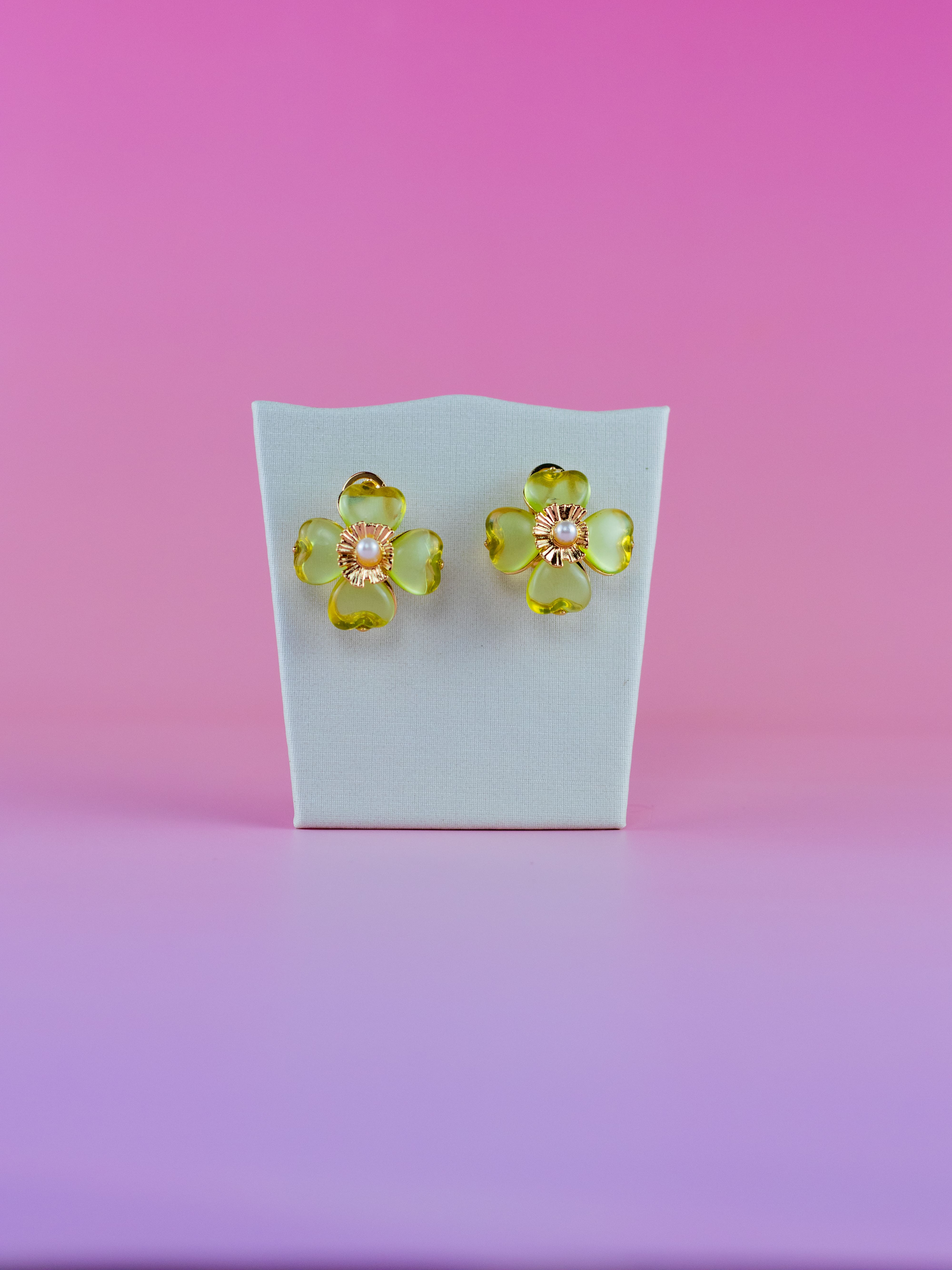 Brinco de Flor Com Pétala de Acrílico Colorido