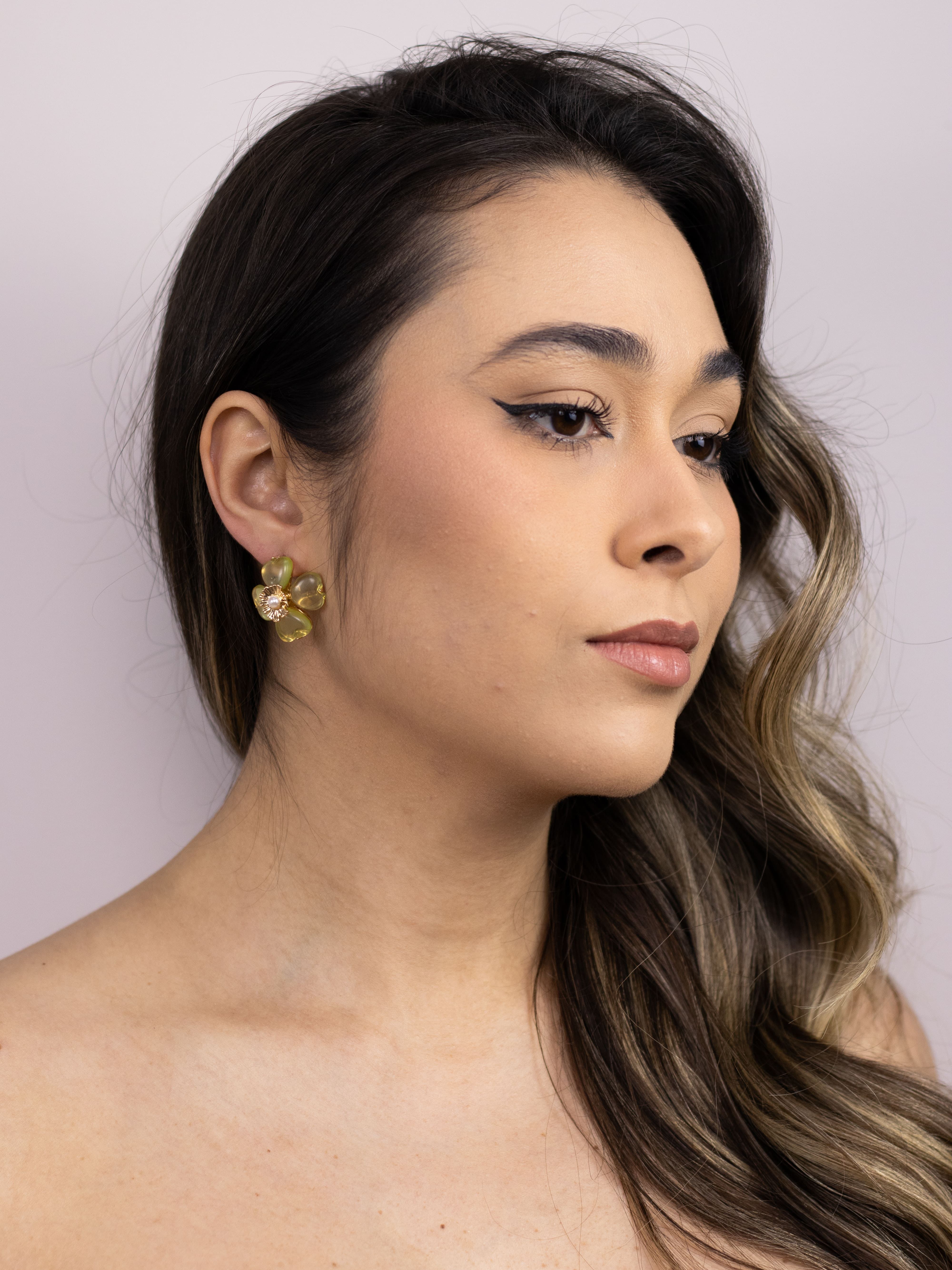 Brinco de Flor Com Pétala de Acrílico Colorido