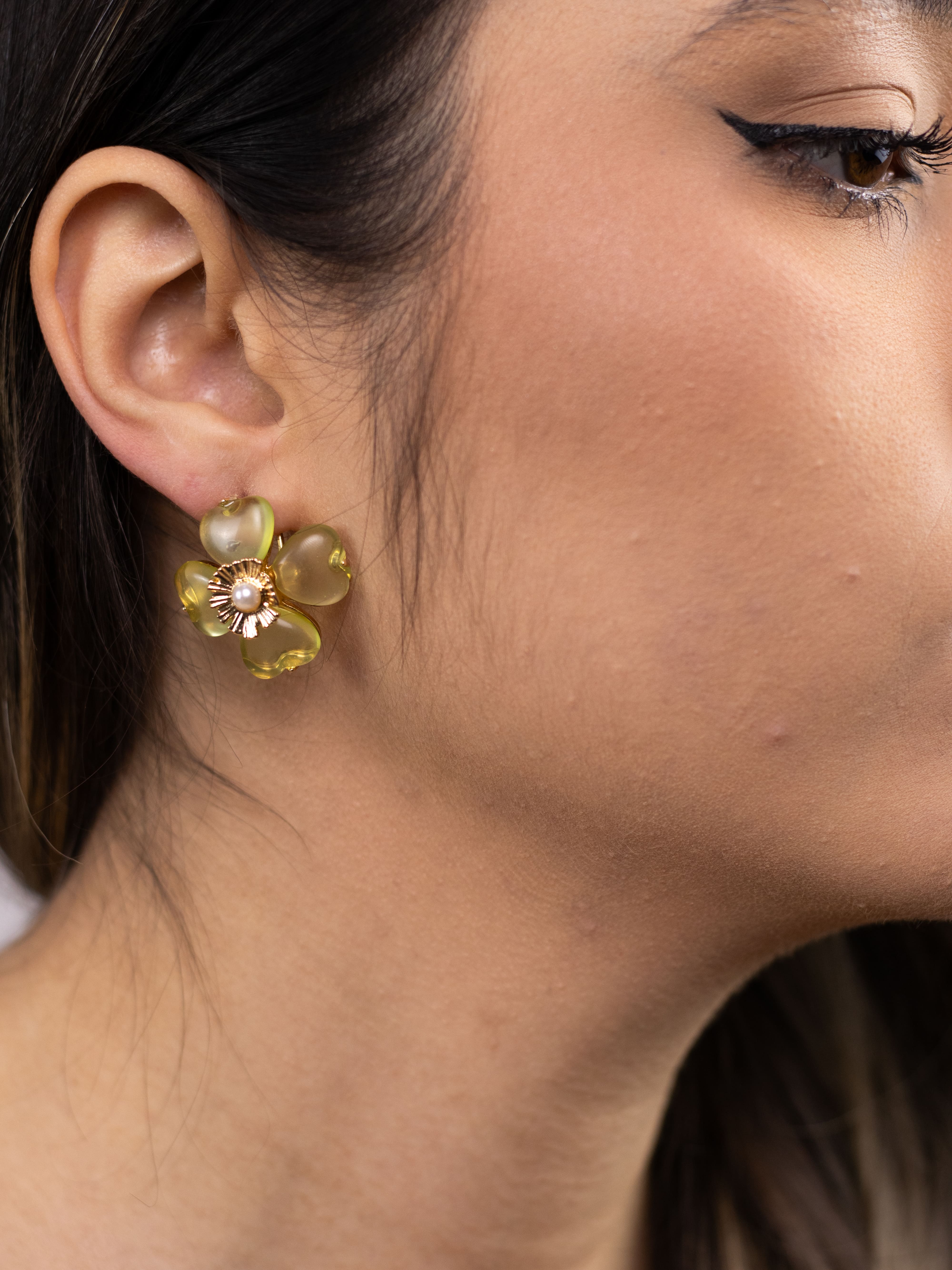 Brinco de Flor Com Pétala de Acrílico Colorido