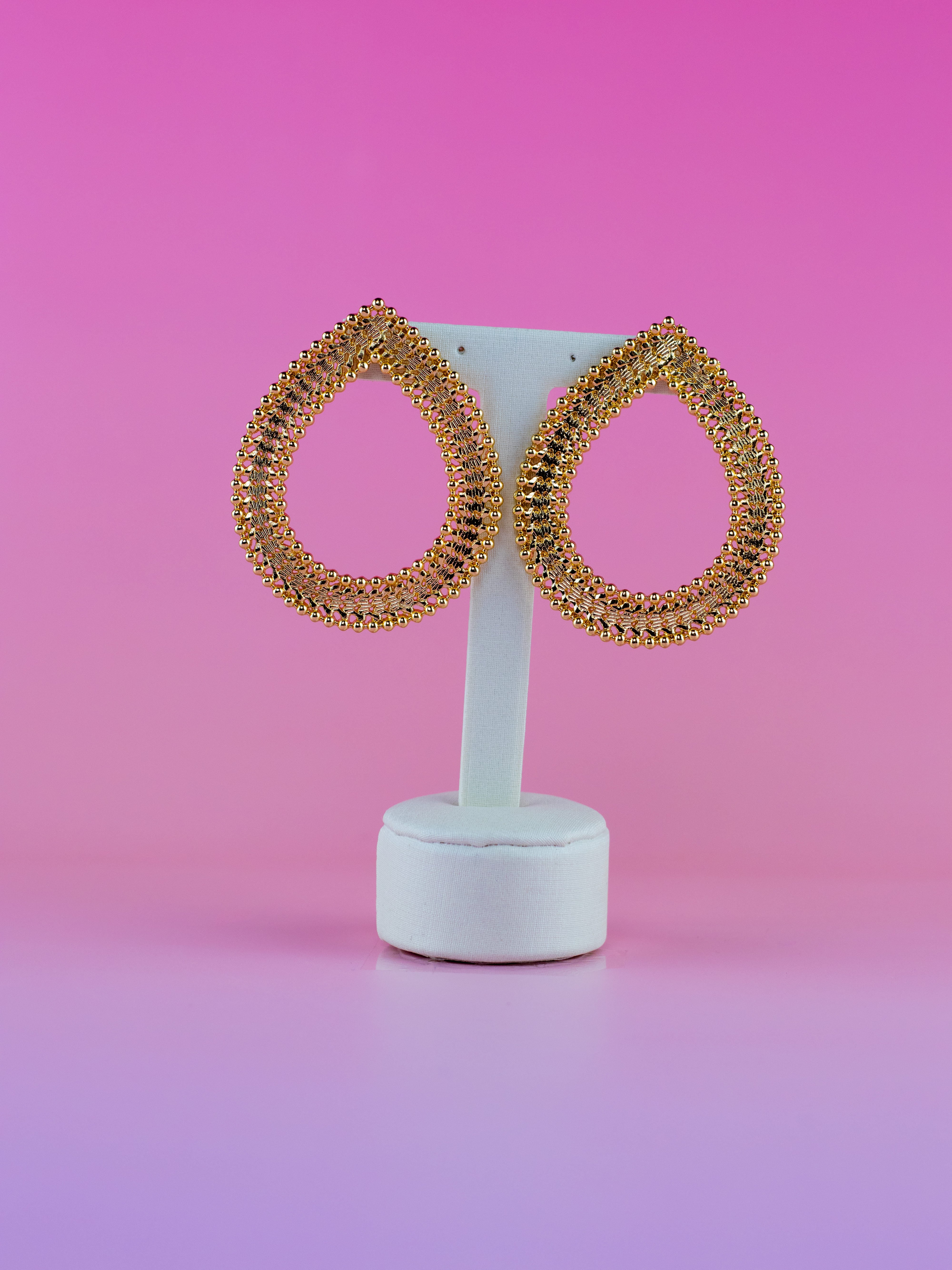 Brinco Gota de Metal Liso Dourado Vazado