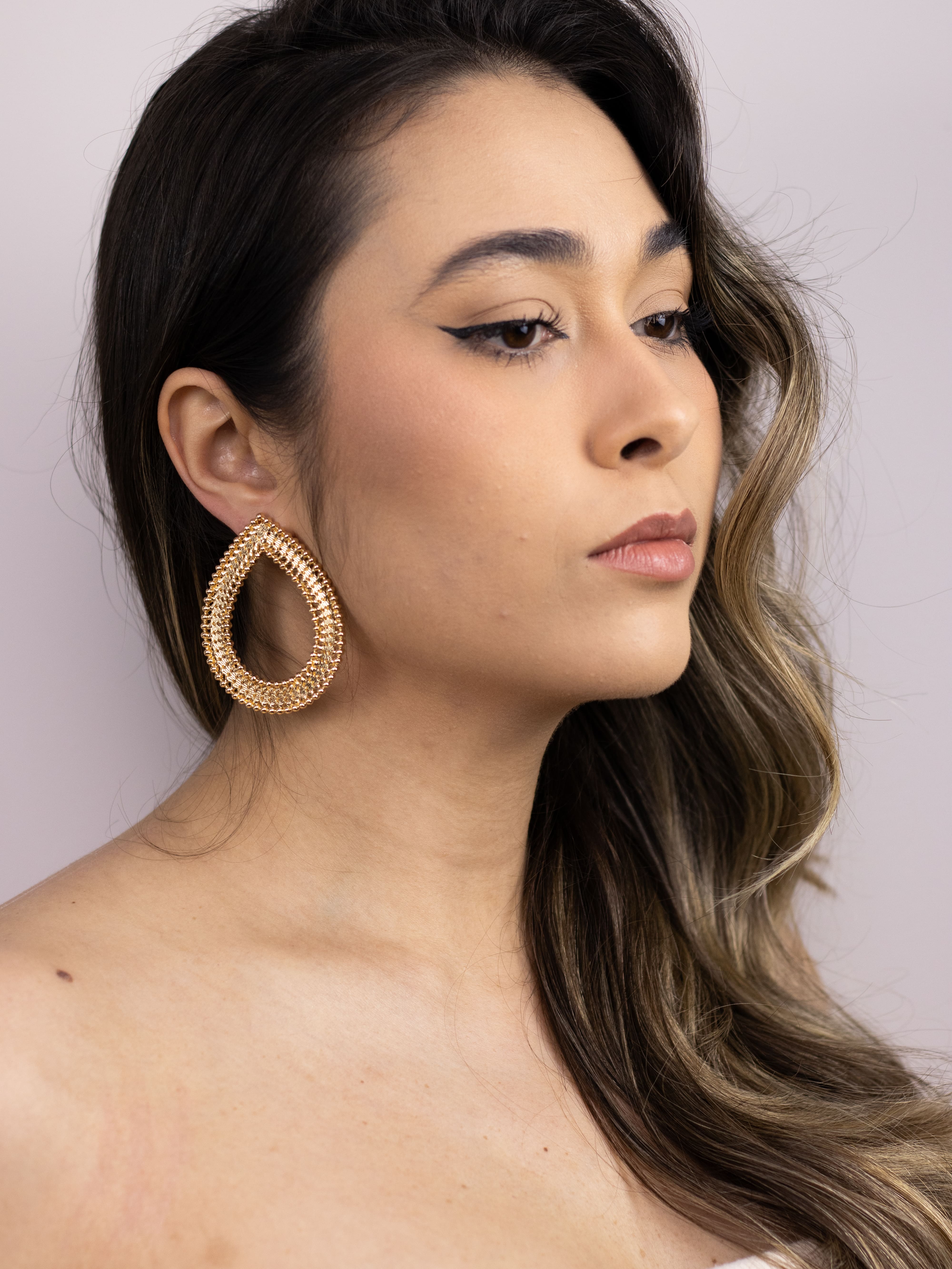 Brinco Gota de Metal Liso Dourado Vazado