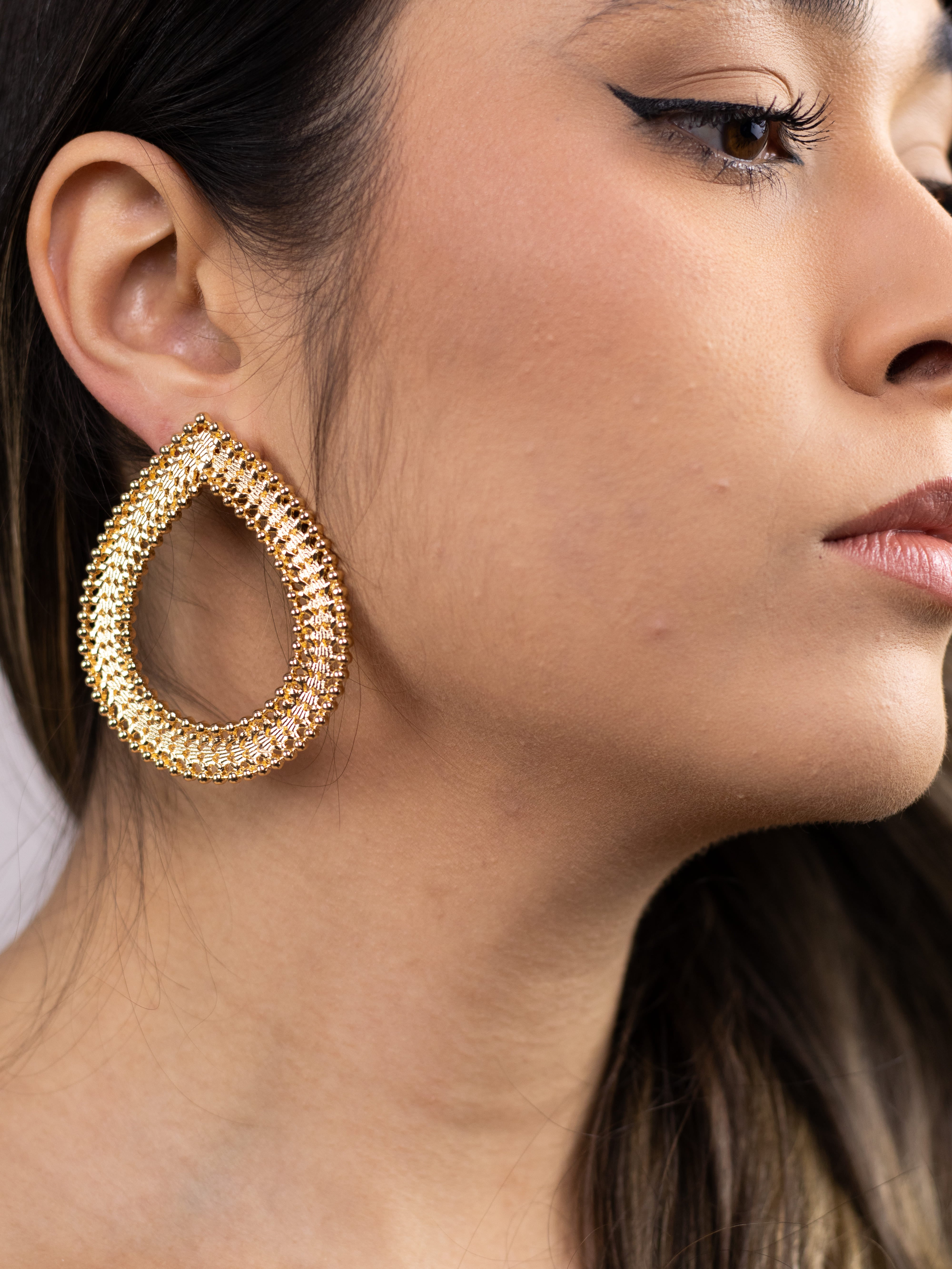 Brinco Gota de Metal Liso Dourado Vazado