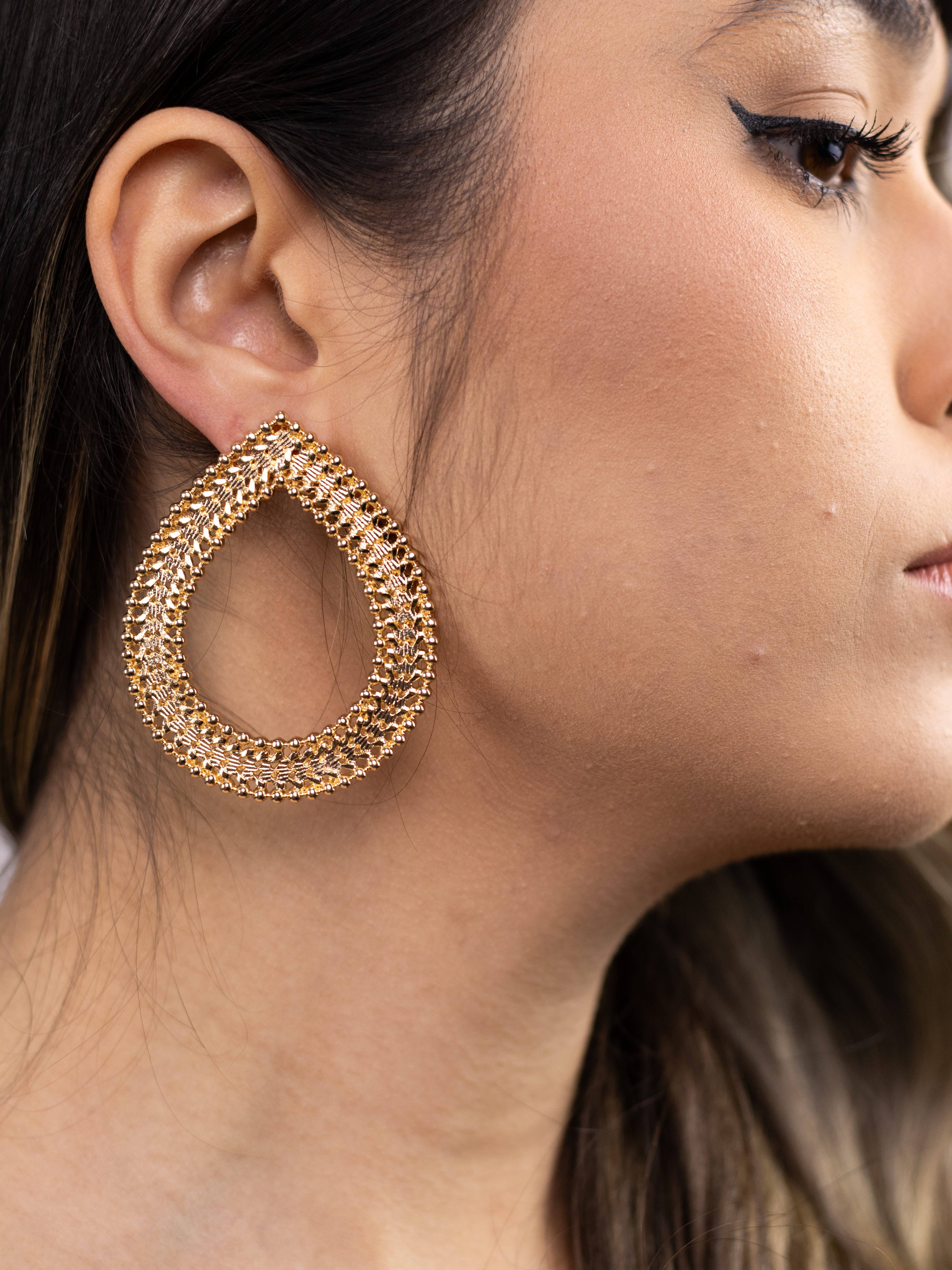 Brinco Gota de Metal Liso Dourado Vazado