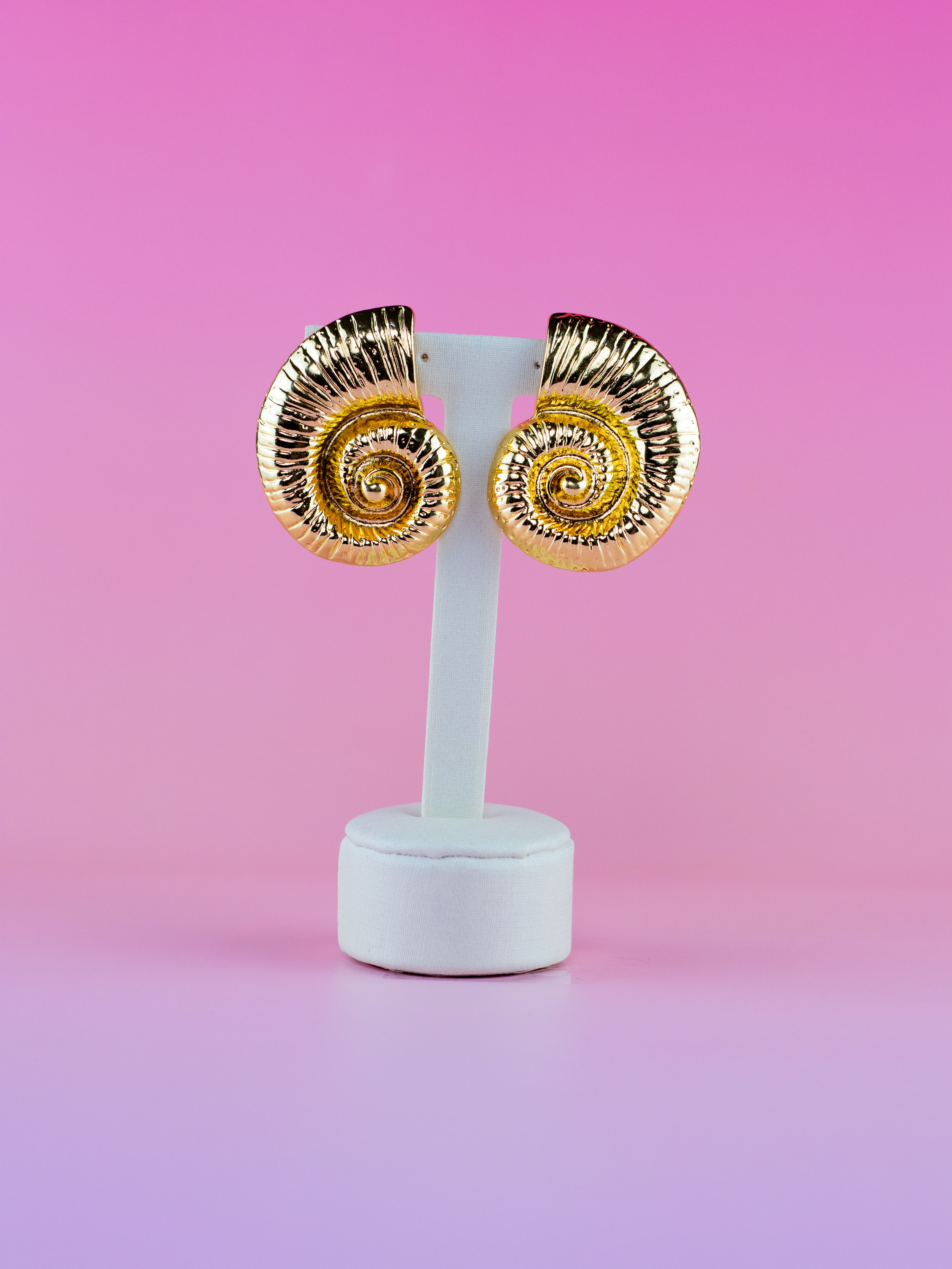 Brinco Metal Dourado Liso Caracol