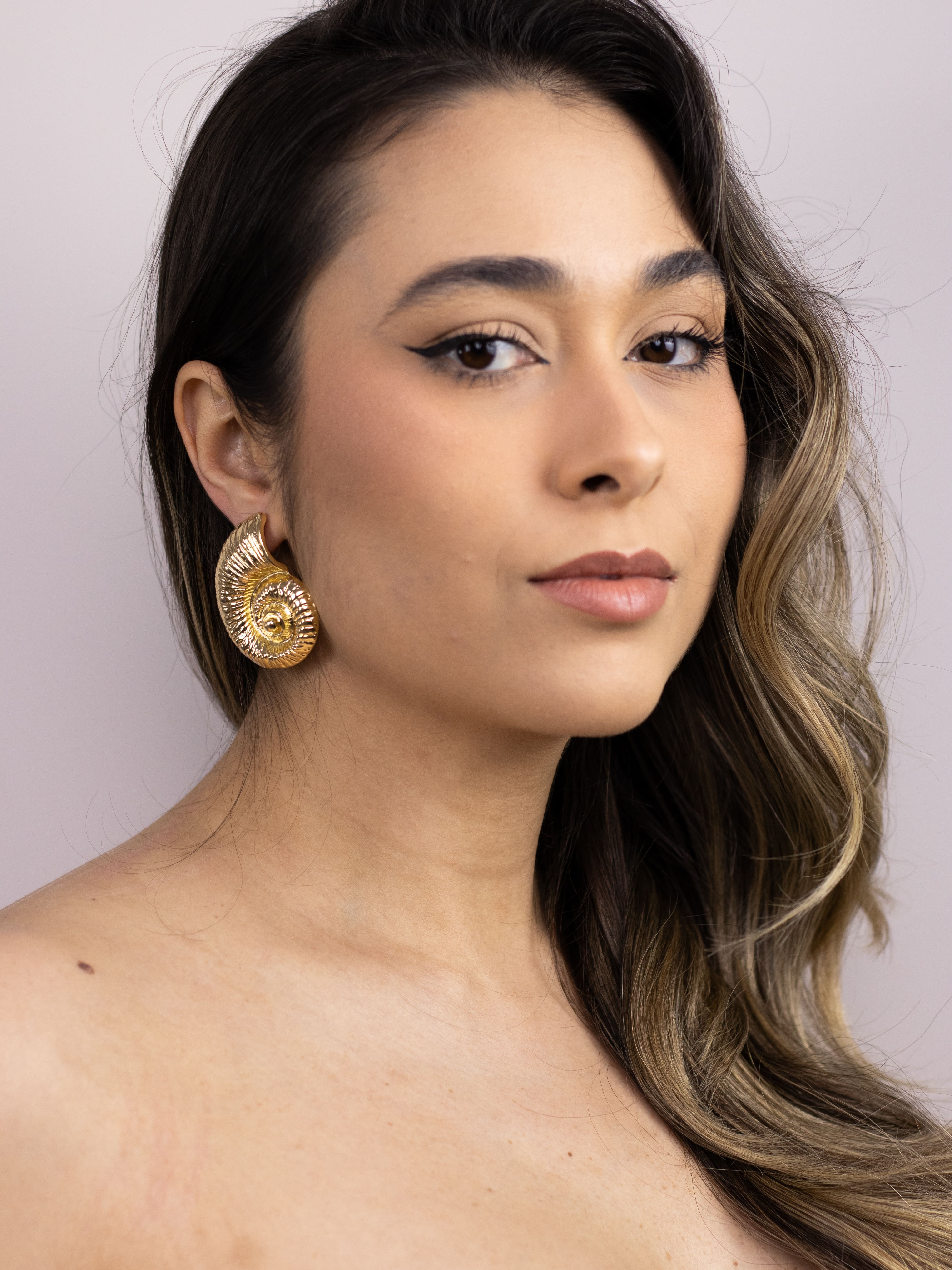 Brinco Metal Dourado Liso Caracol